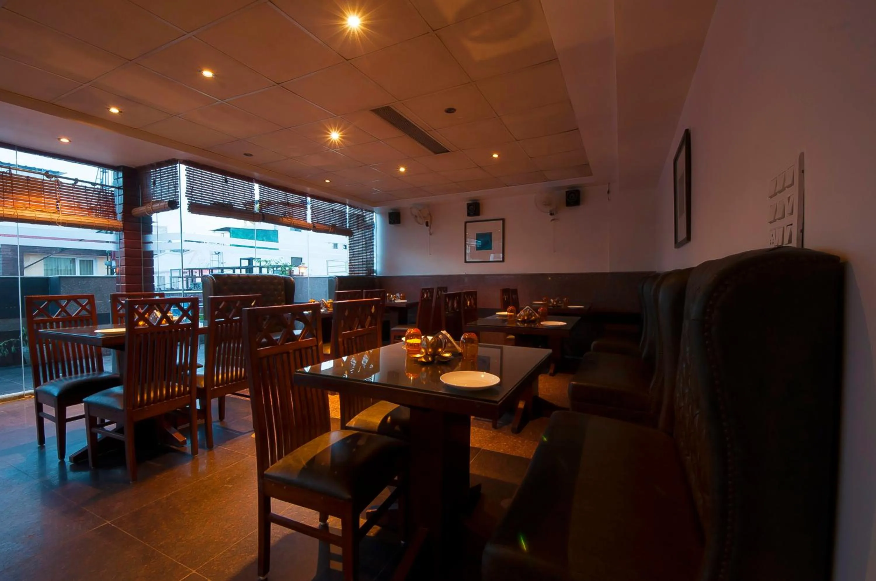 Restaurant/places to eat in Hotel Aura Near Connaught Place