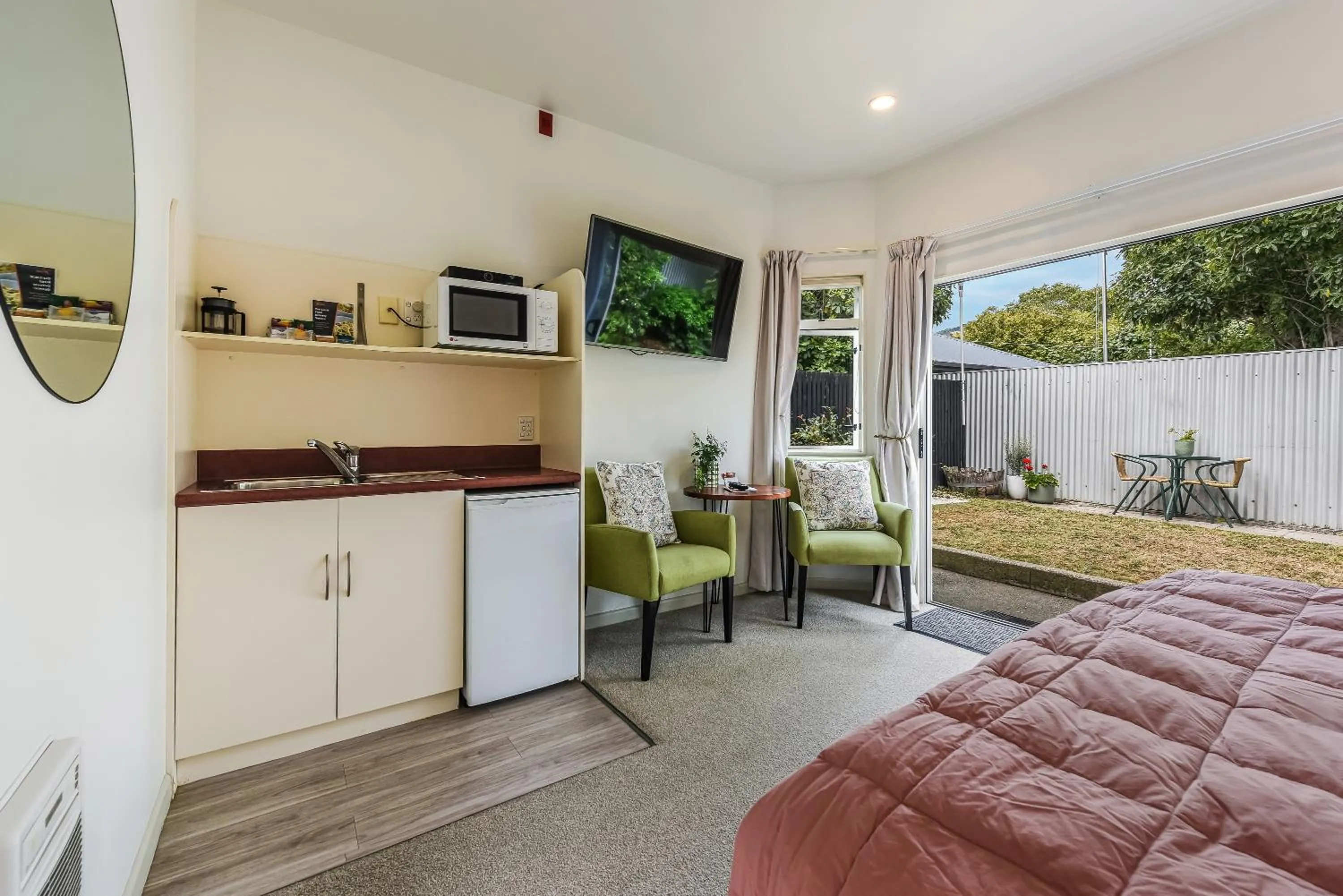 Kitchen or kitchenette, Bed in Boutique Motel