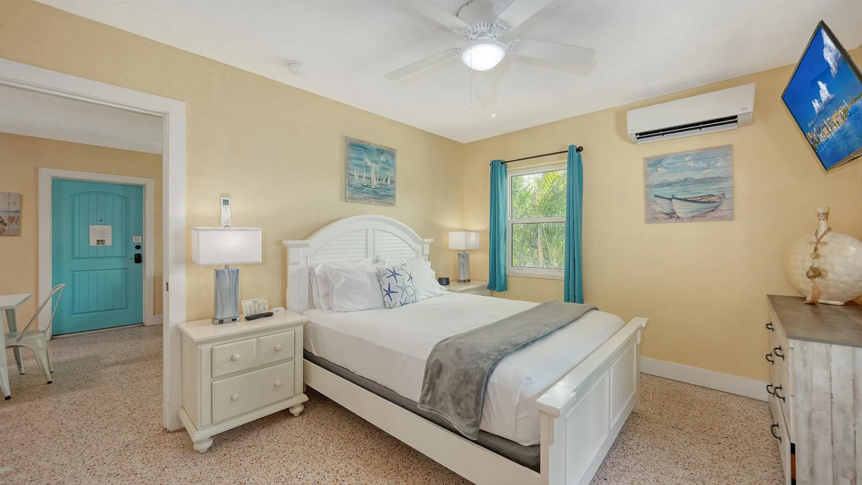 Bed in Siesta Key Palms Resort