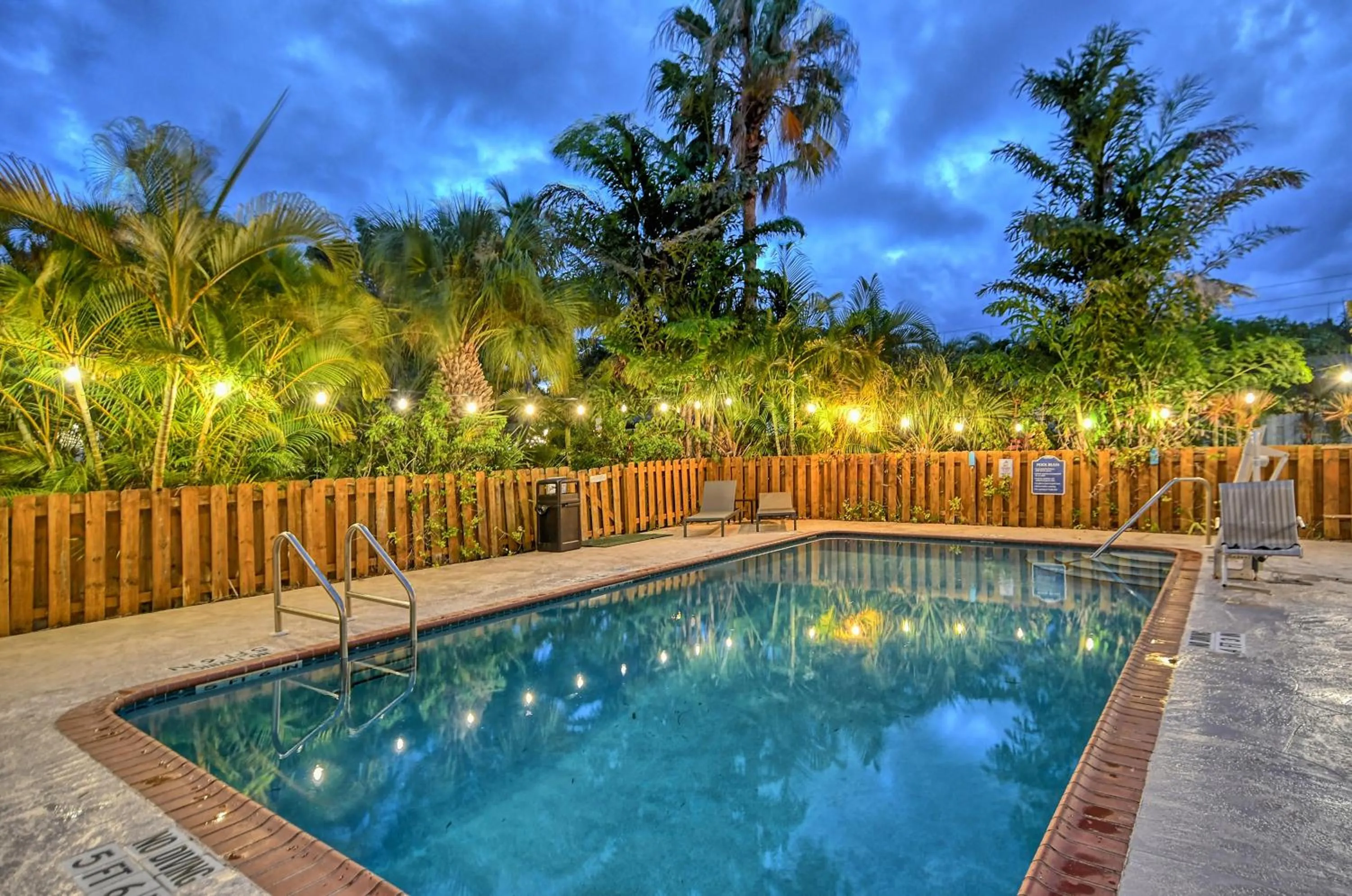 Swimming pool in Siesta Key Palms Resort