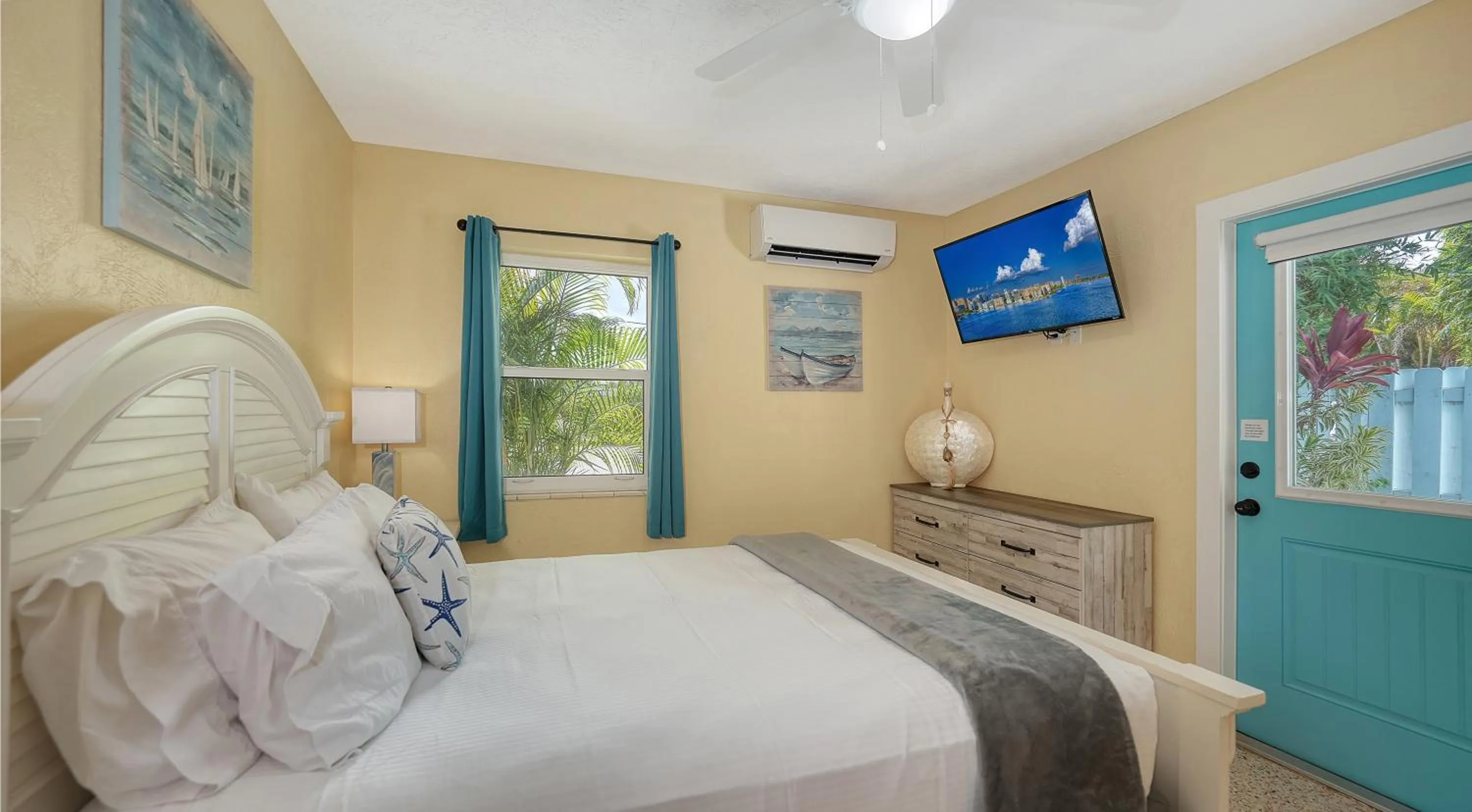 Bed in Siesta Key Palms Resort