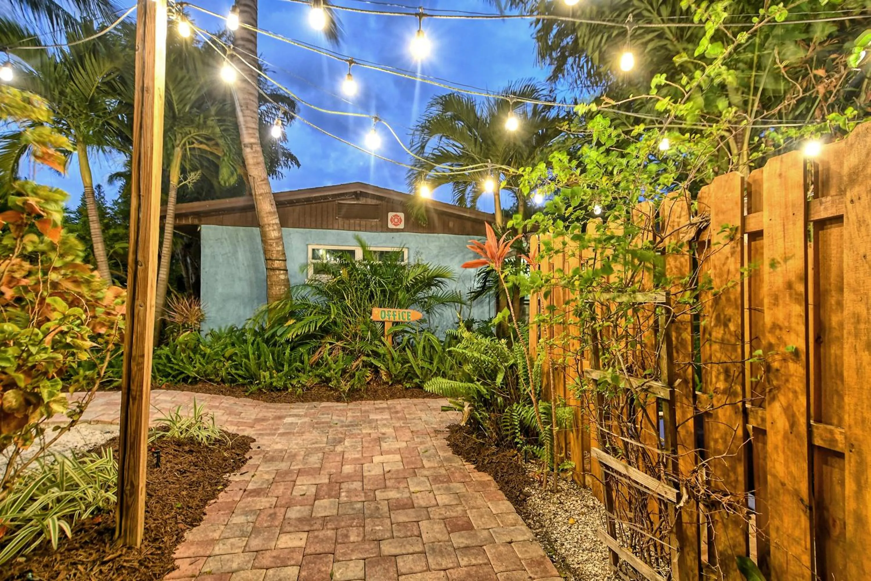 Property building in Siesta Key Palms Resort