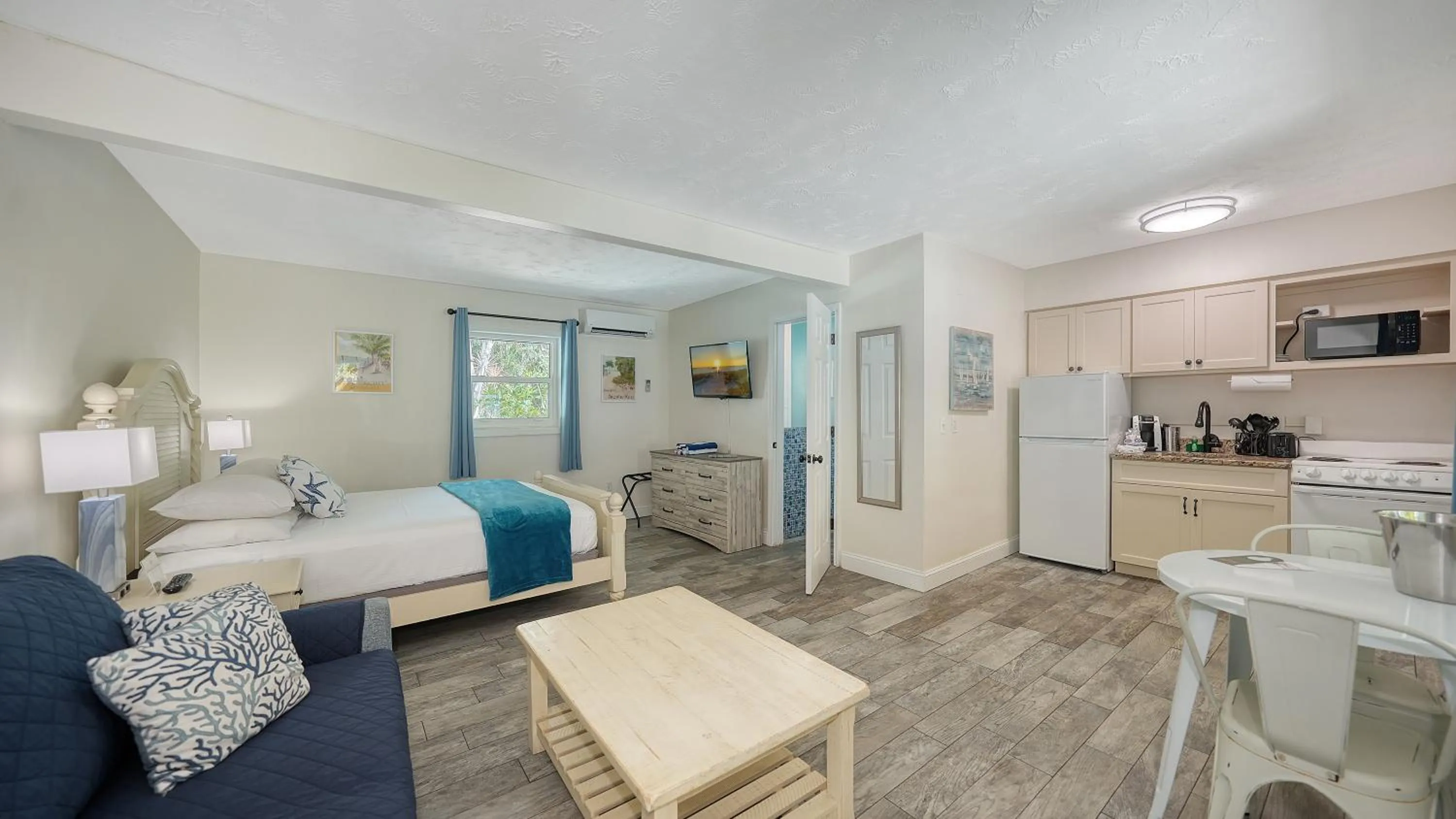 Bed in Siesta Key Palms Resort