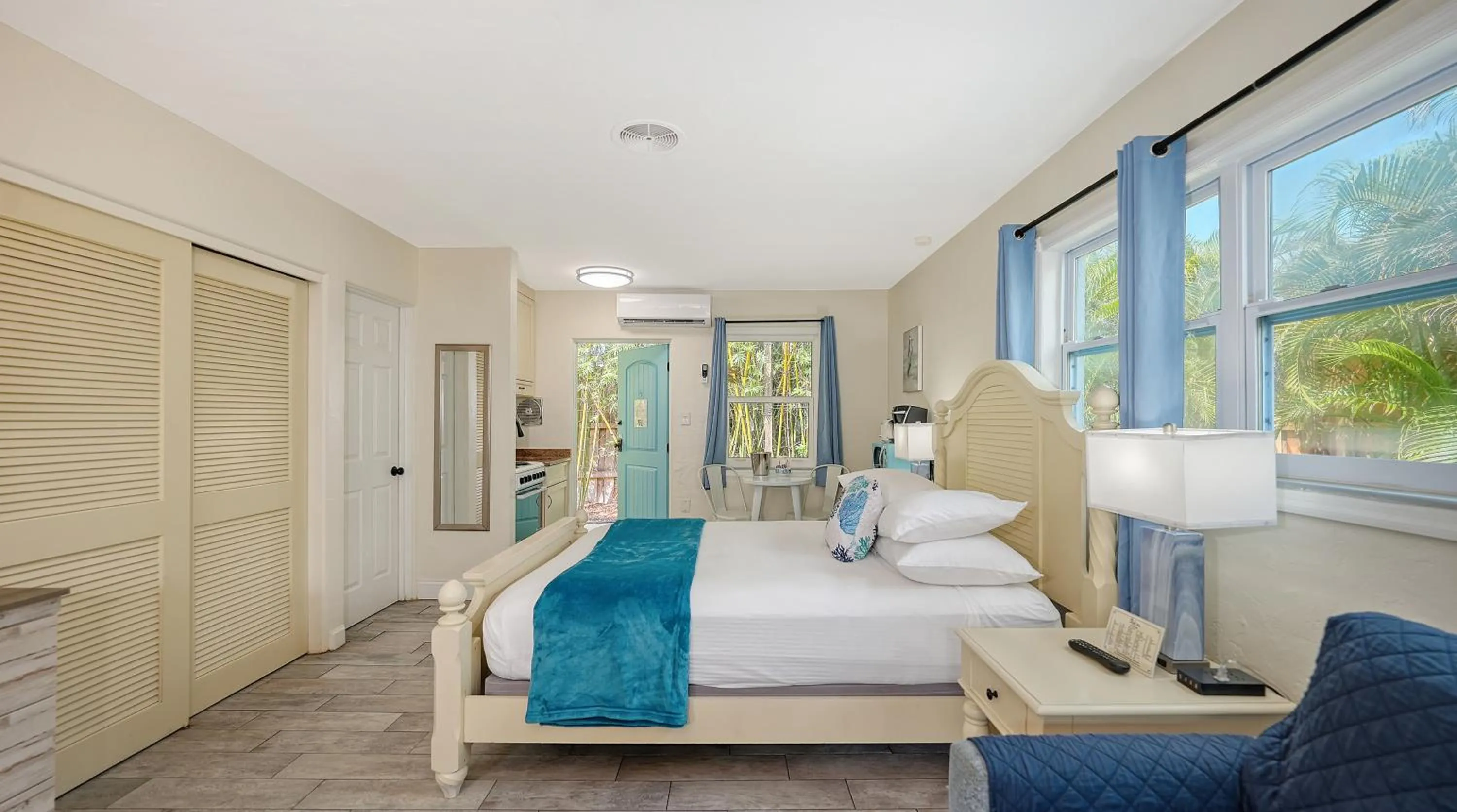 Bed in Siesta Key Palms Resort