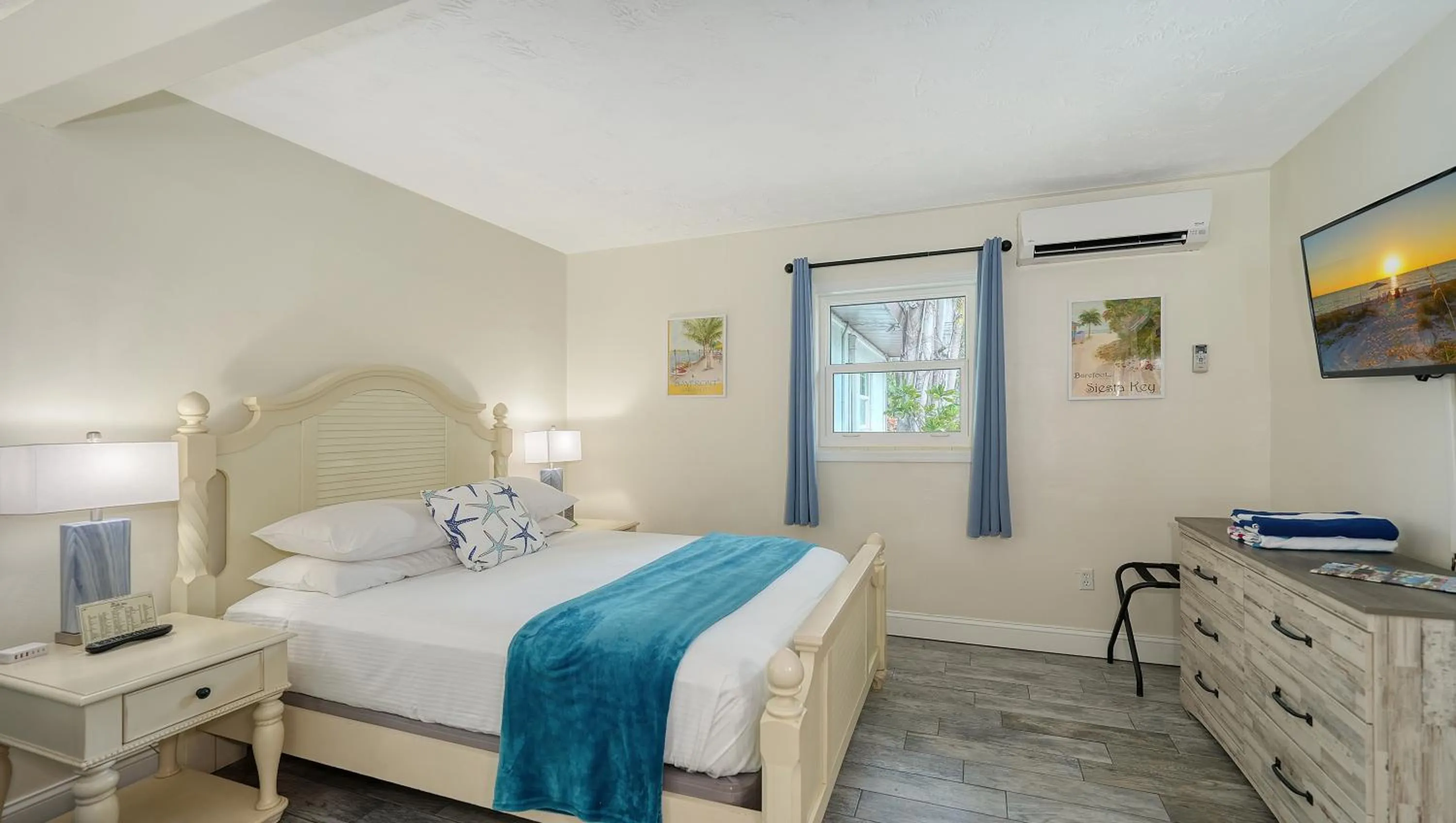 Bed in Siesta Key Palms Resort