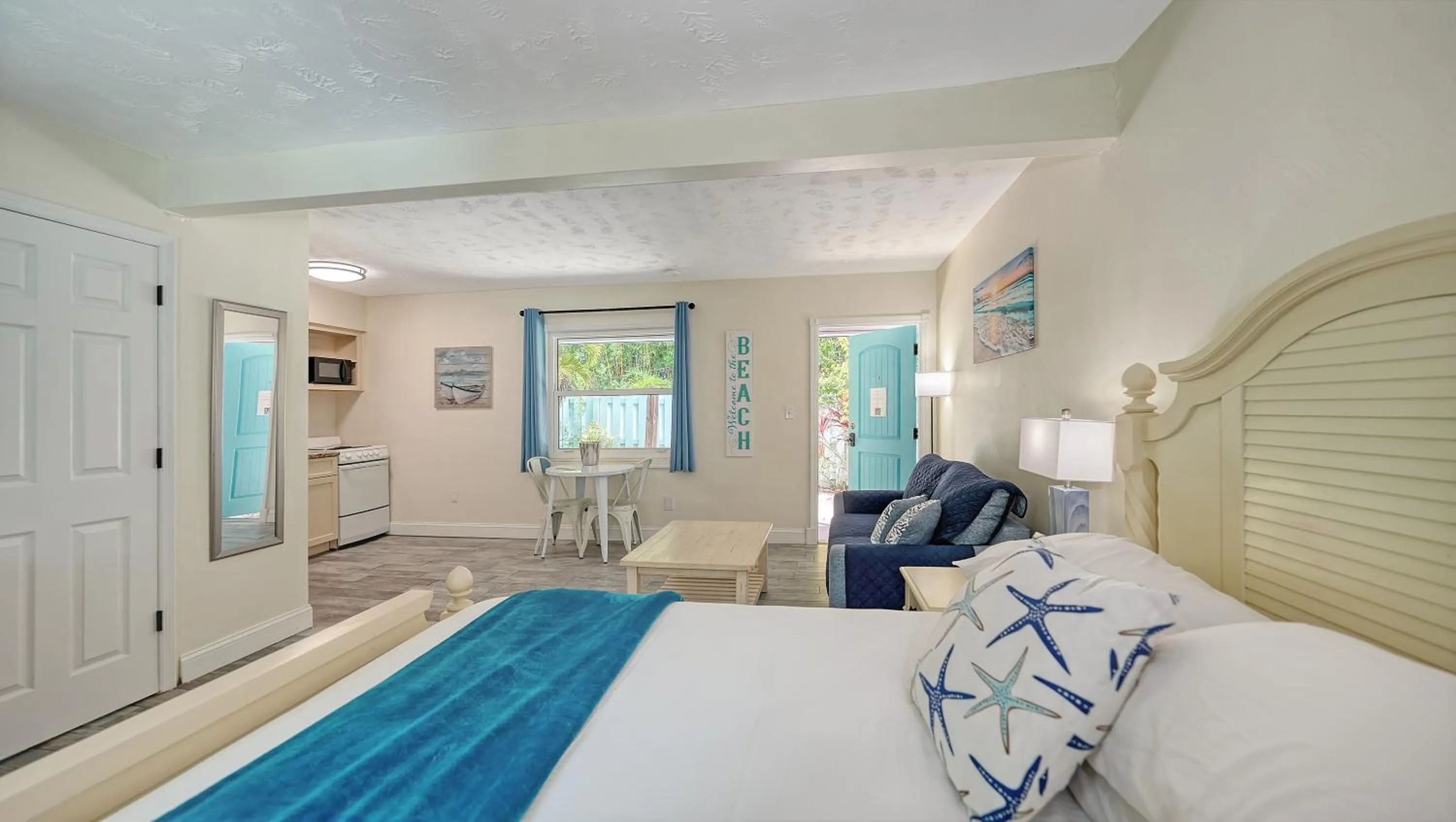 Bed in Siesta Key Palms Resort