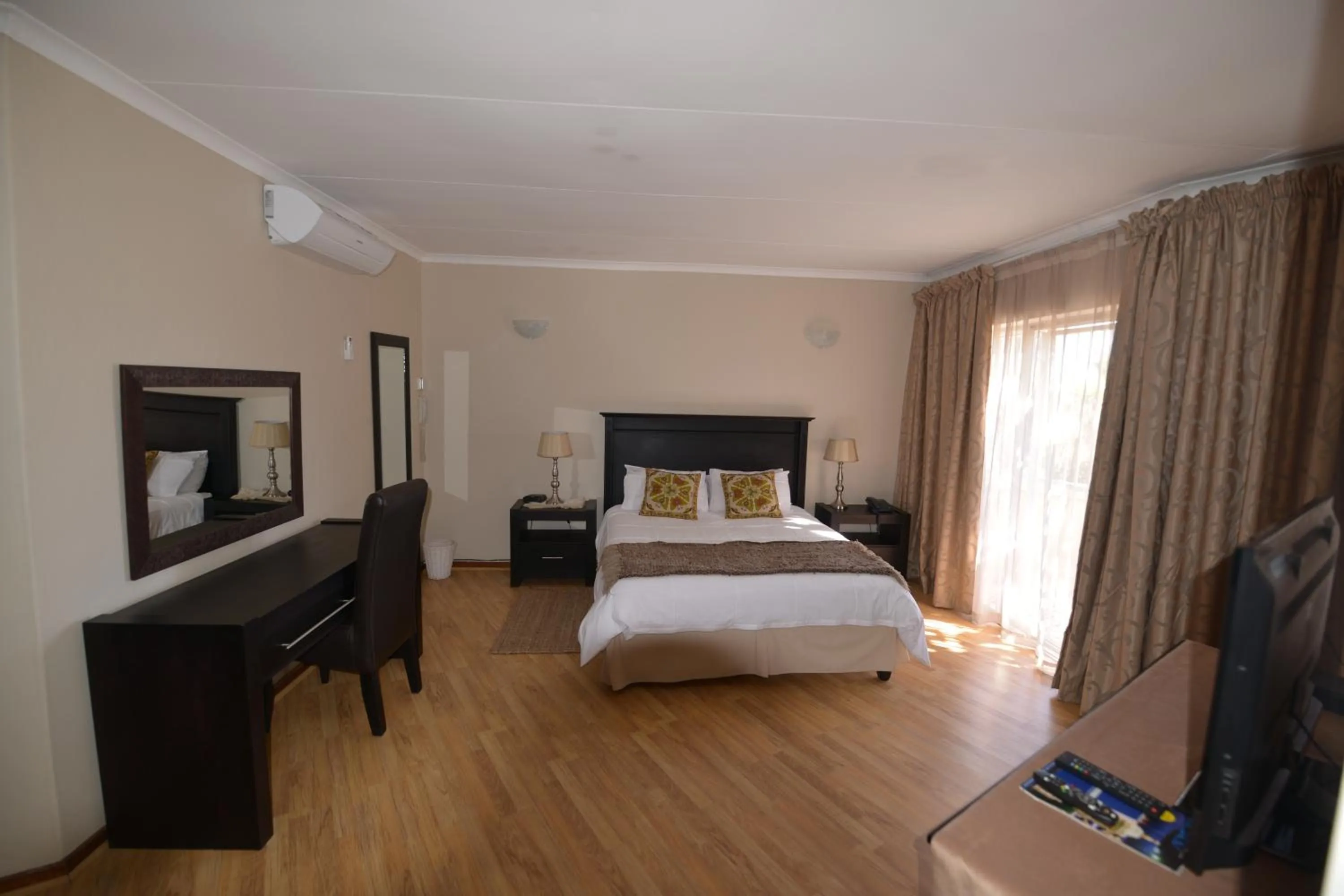 Bedroom, Bed in Attaché Guest Lodge & Health Spa