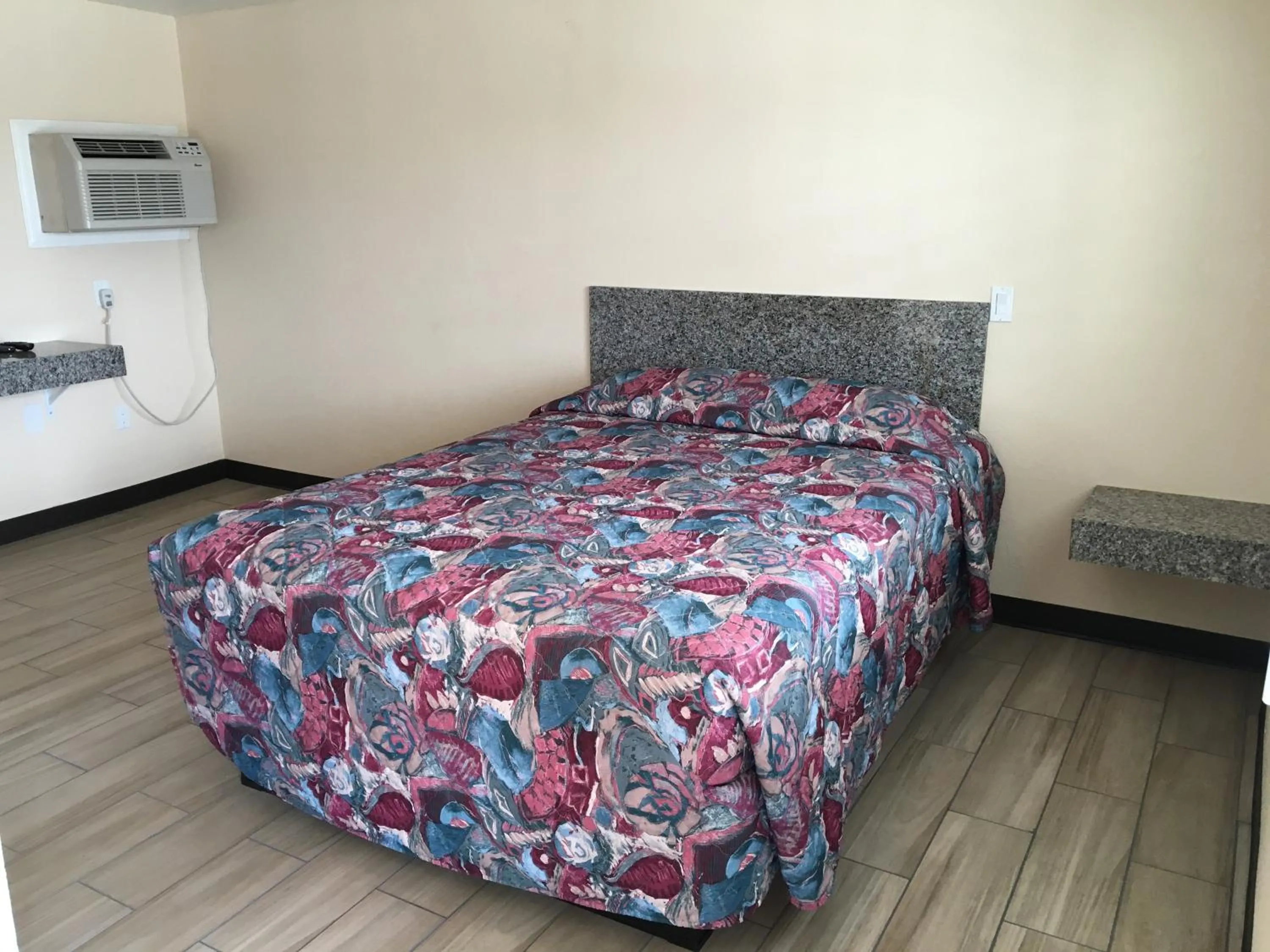 Property building, Bed in Ace Budget Motel
