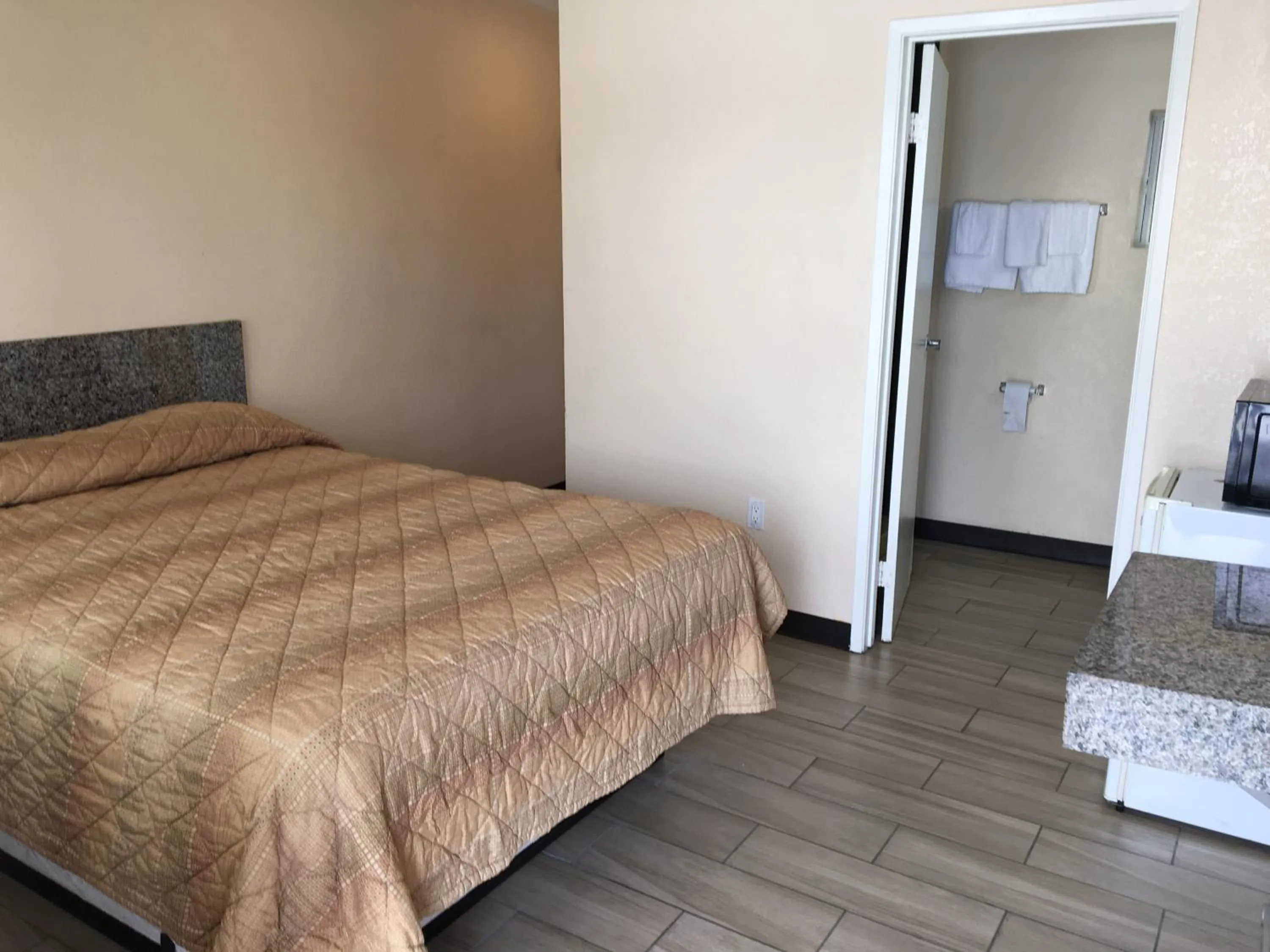 Bedroom, Bed in Ace Budget Motel