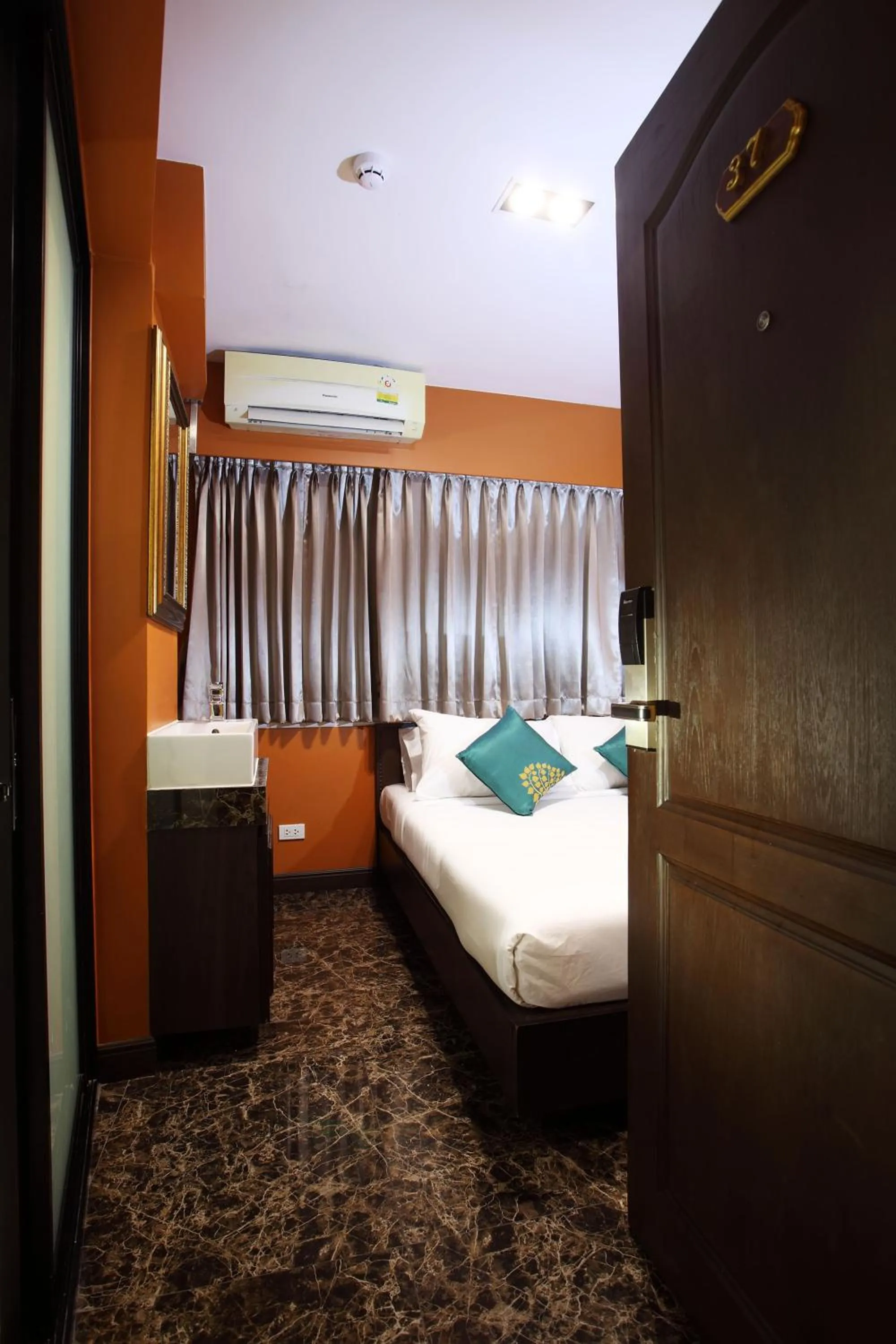 Bed in Violet Tower at Khaosan Palace