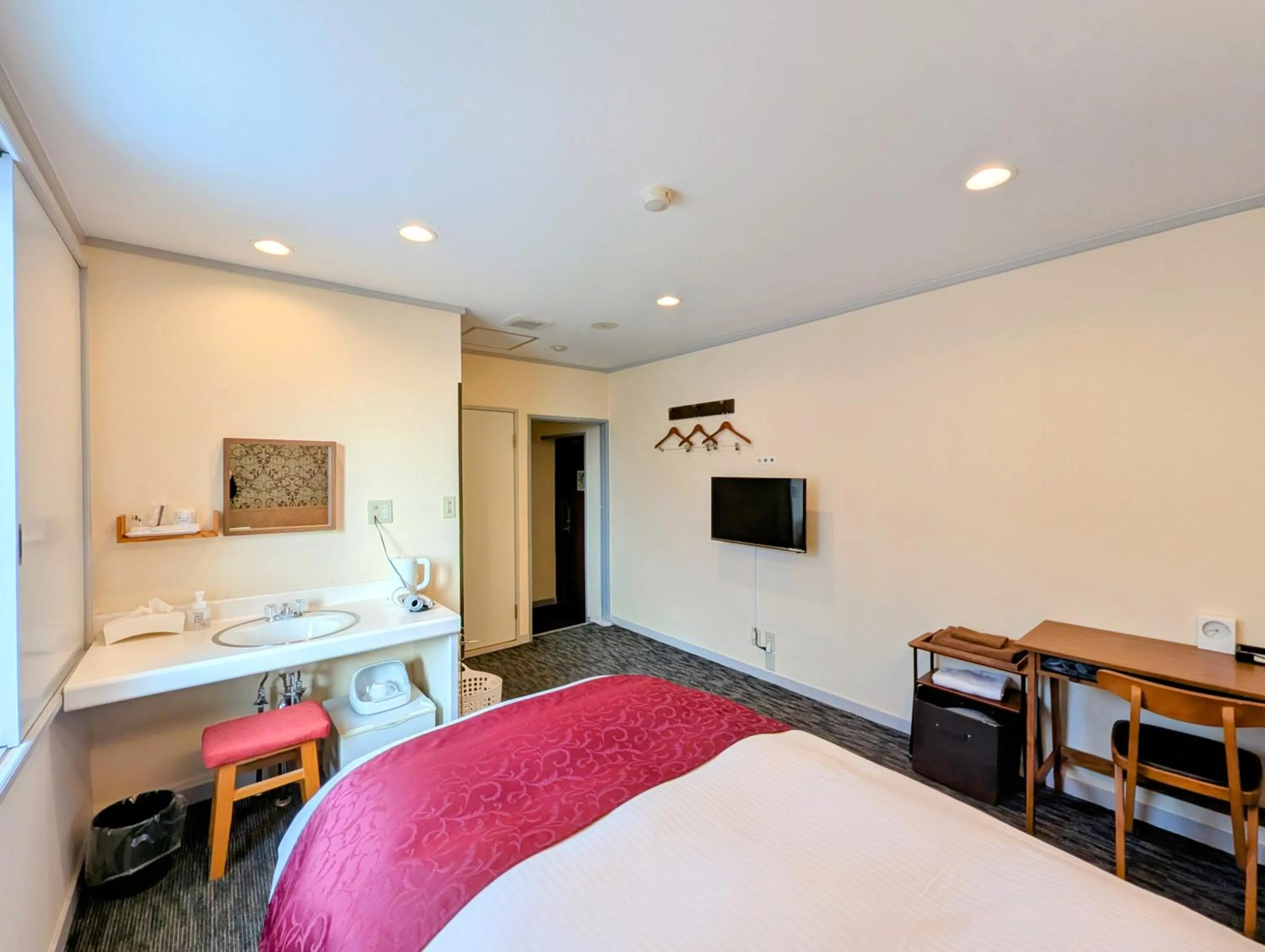 Photo of the whole room, Bed in Kanazawa Station Hotel