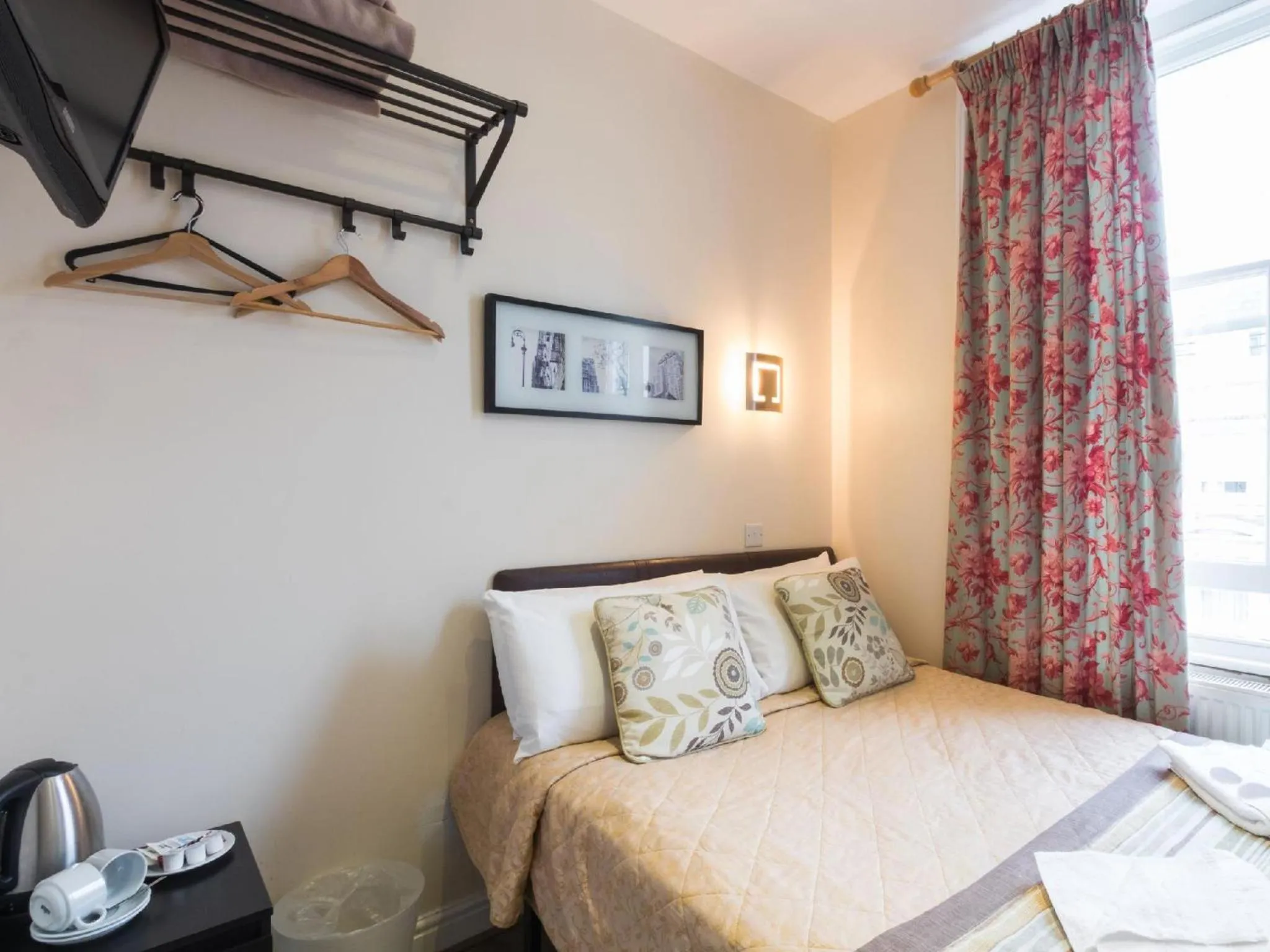 Bed in Notting Hill Gate Hotel