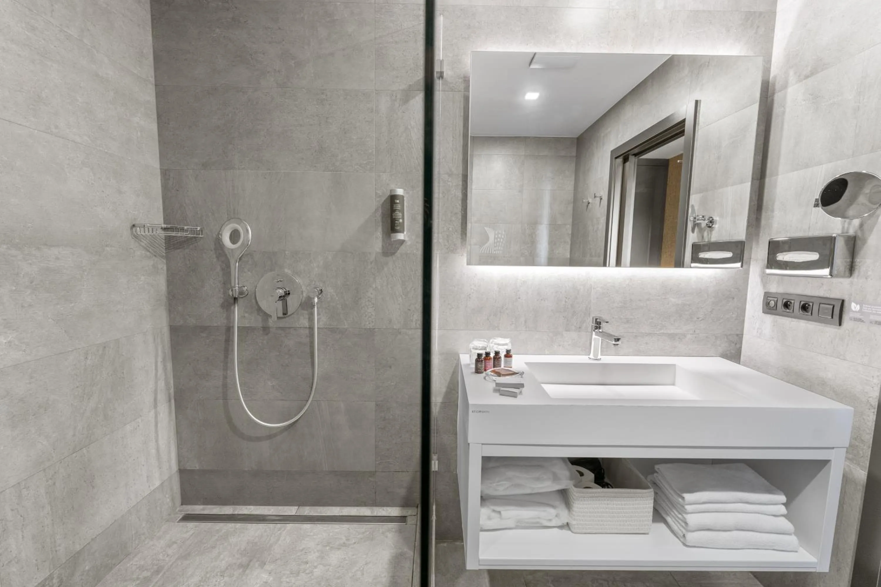 Bathroom in Dancing House - Tančící dům hotel