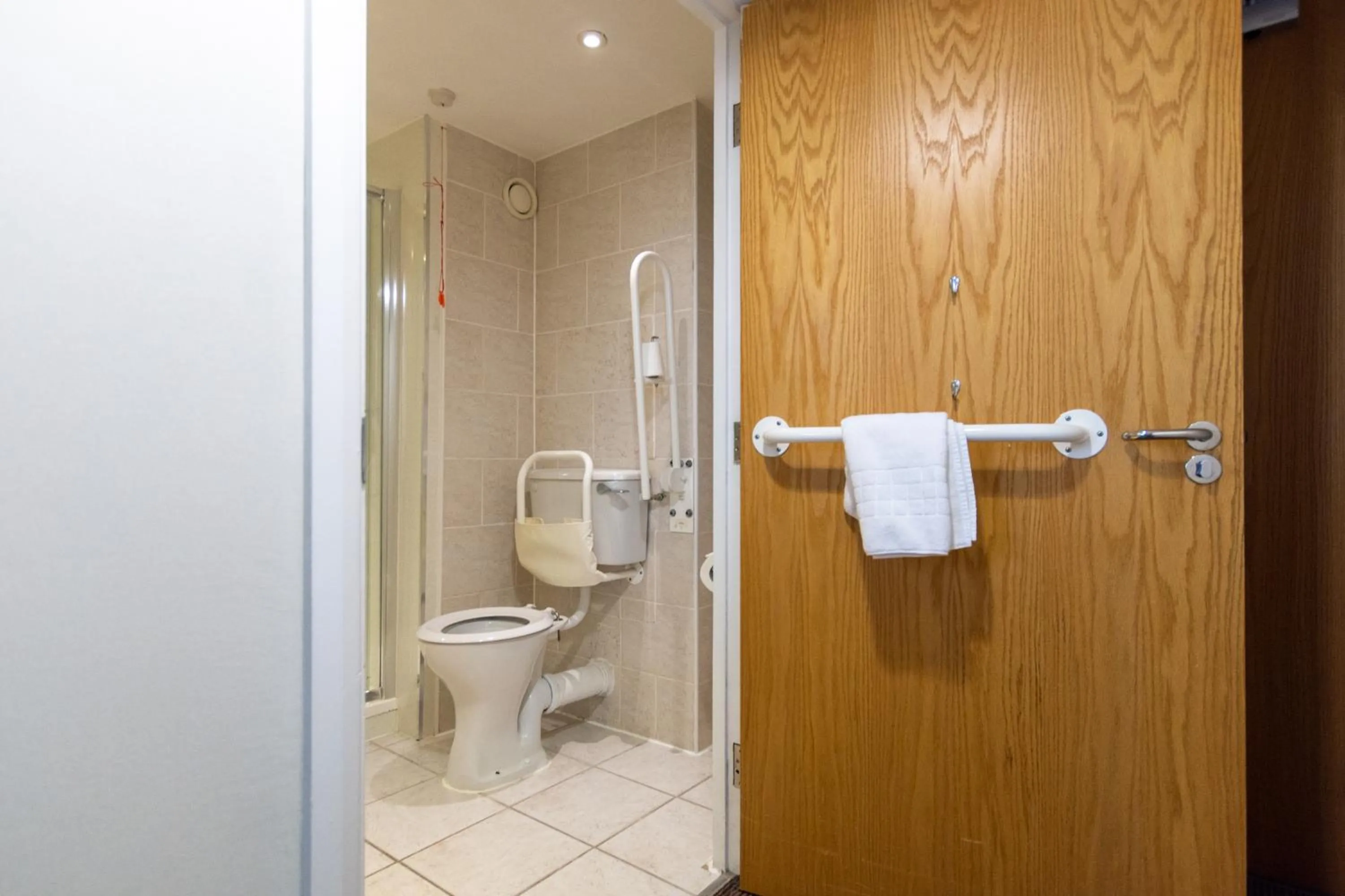 Toilet in Holiday Inn Liverpool City Centre by IHG