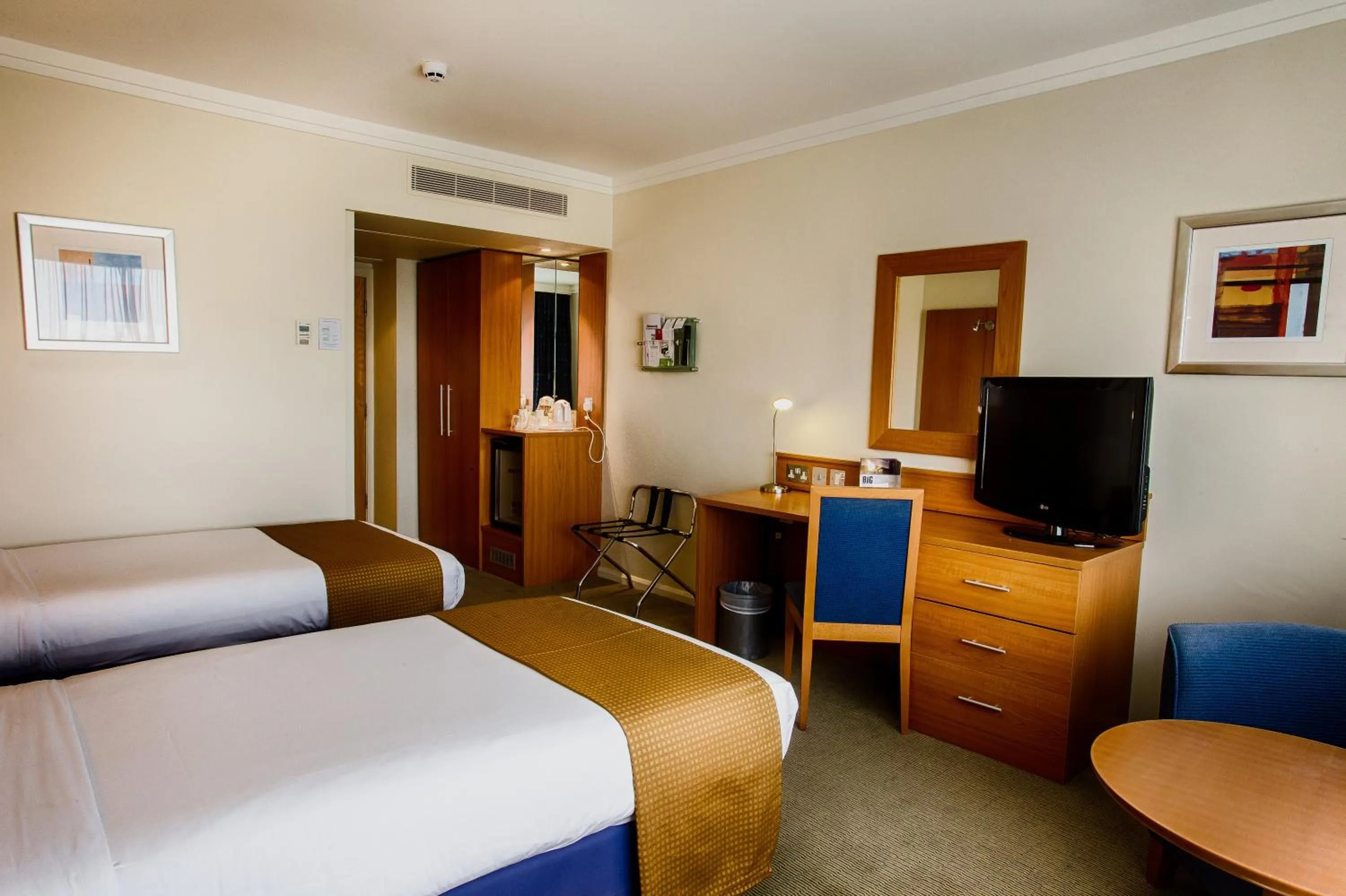 Photo of the whole room, TV/Entertainment Center in Holiday Inn London - Heathrow M4Jct.4