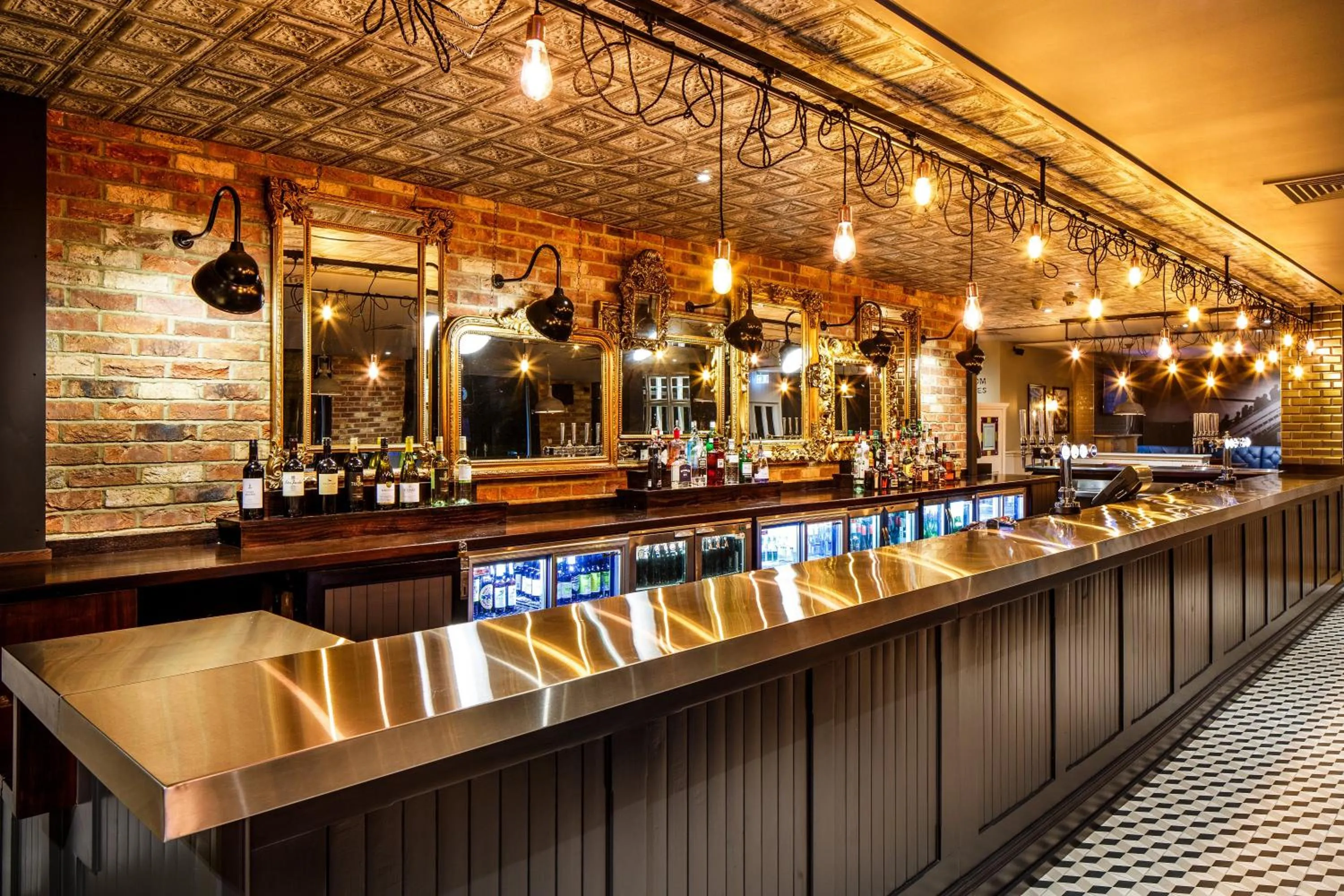 Lounge or bar, Restaurant/Places to Eat in Holiday Inn London - Heathrow M4Jct.4