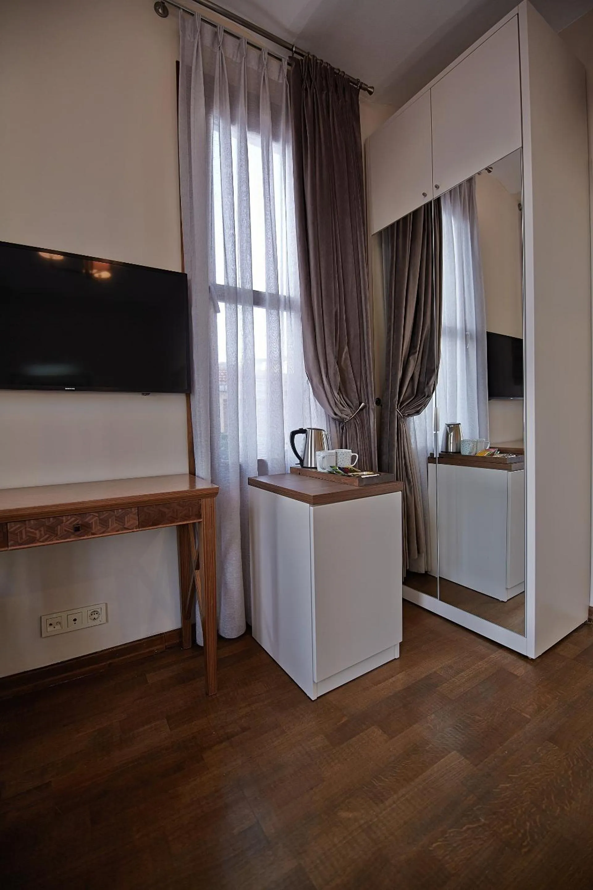 Coffee/tea facilities in Arart Hotel