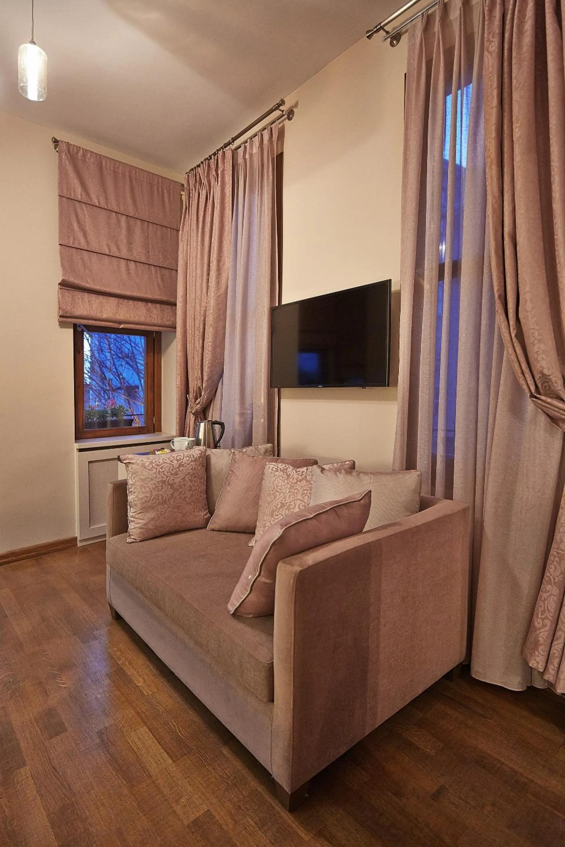 Coffee/tea facilities in Arart Hotel