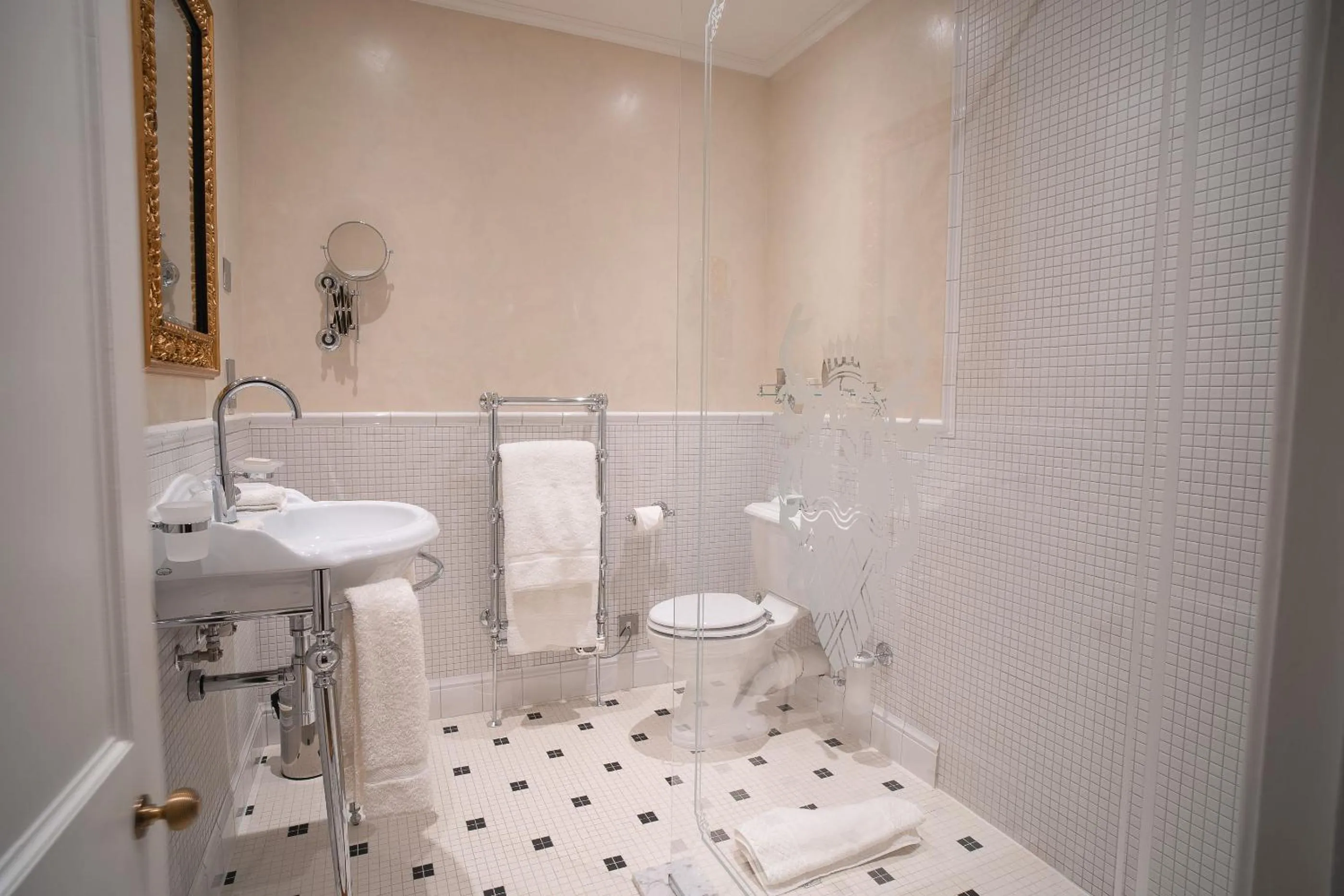 Bathroom in Thornbury Castle - A Relais & Chateaux Hotel