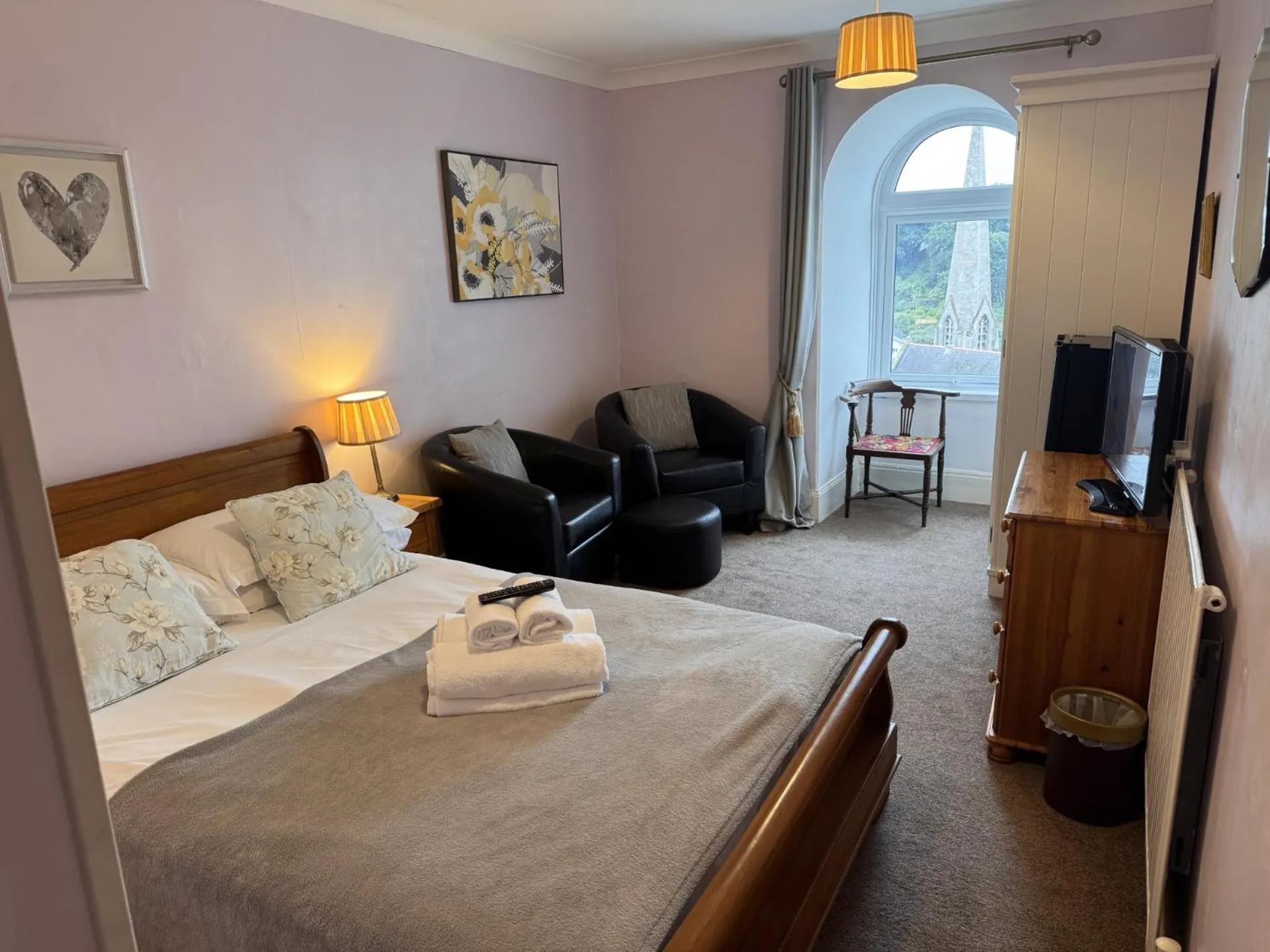 Photo of the whole room, Bed in The Shirley