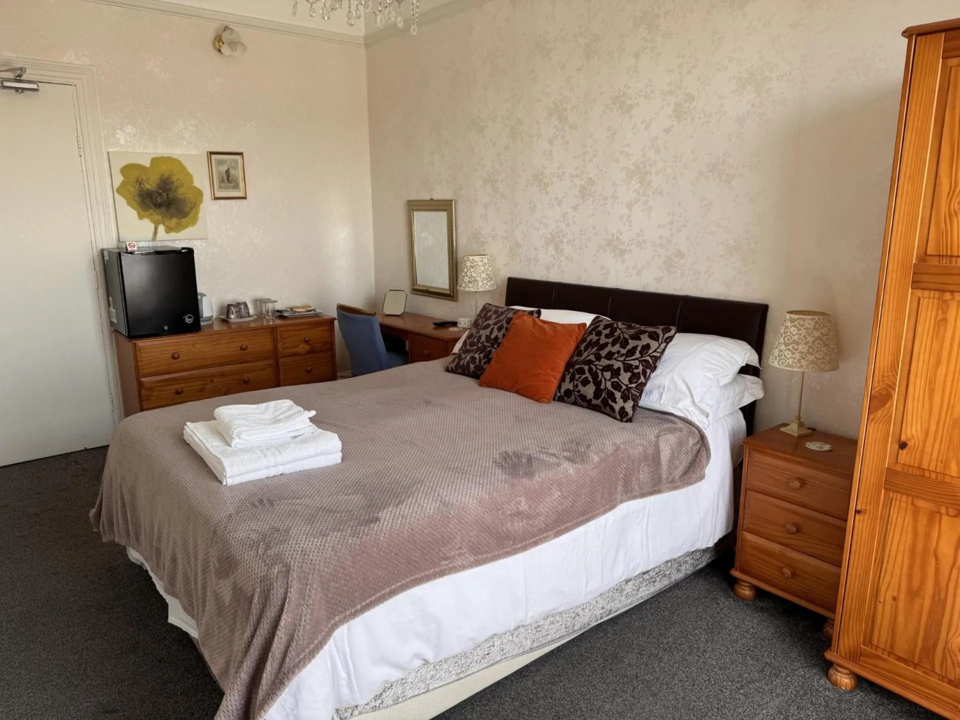 Bedroom, Bed in The Shirley