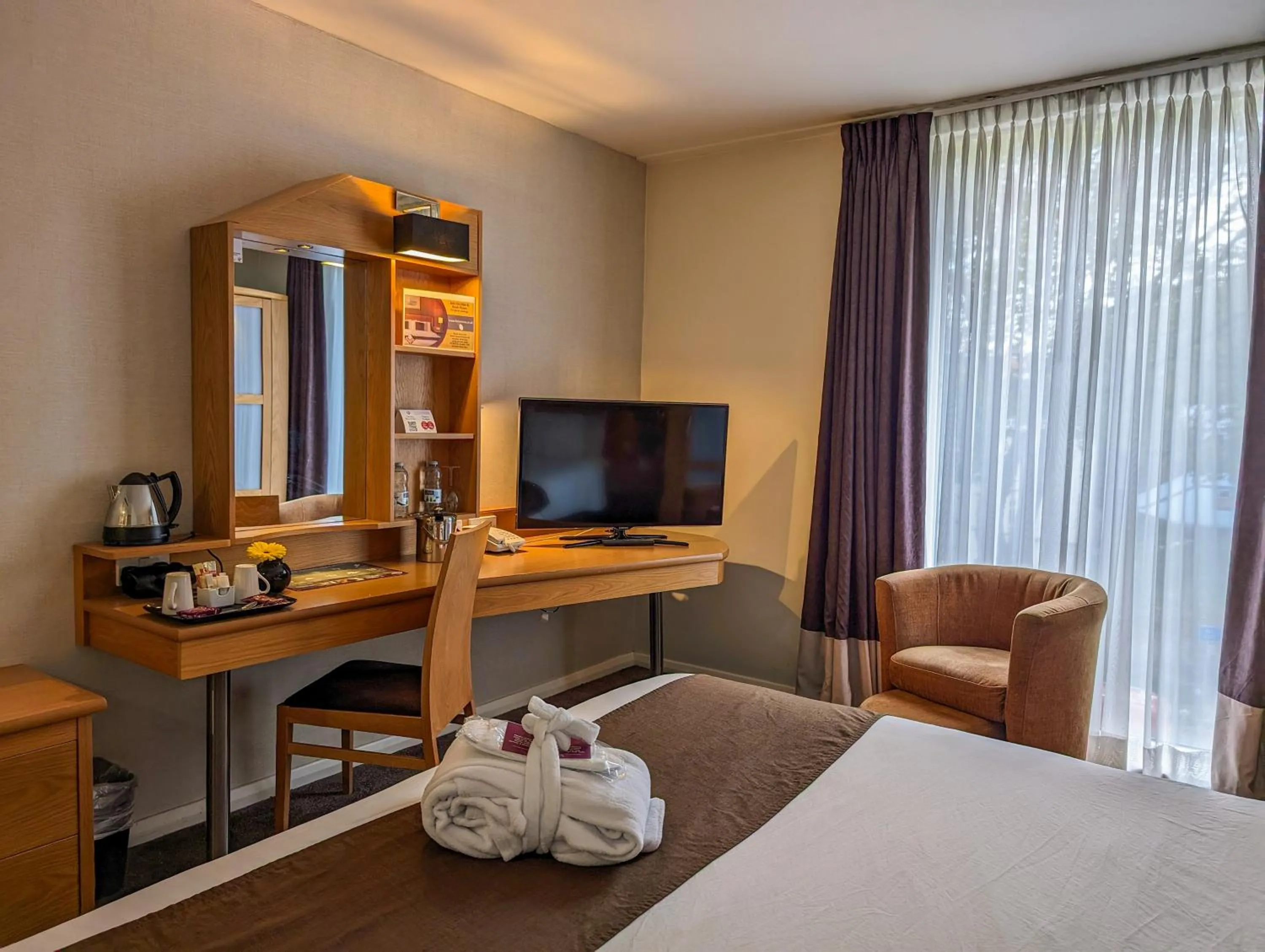 Bedroom, Bed in Future Inn Bristol