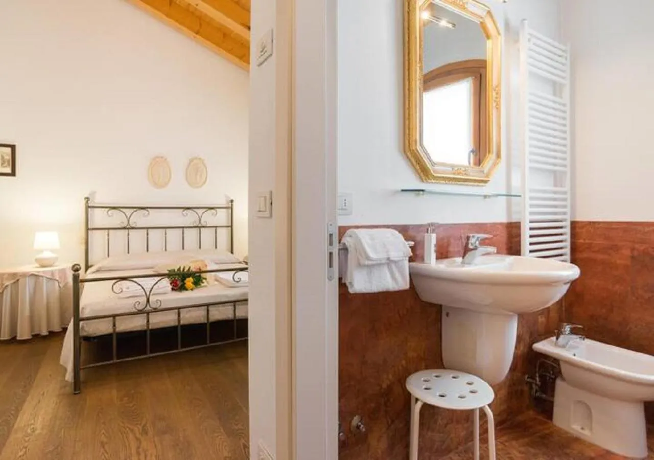 Bathroom, Bed in Al Piccolo Clarin