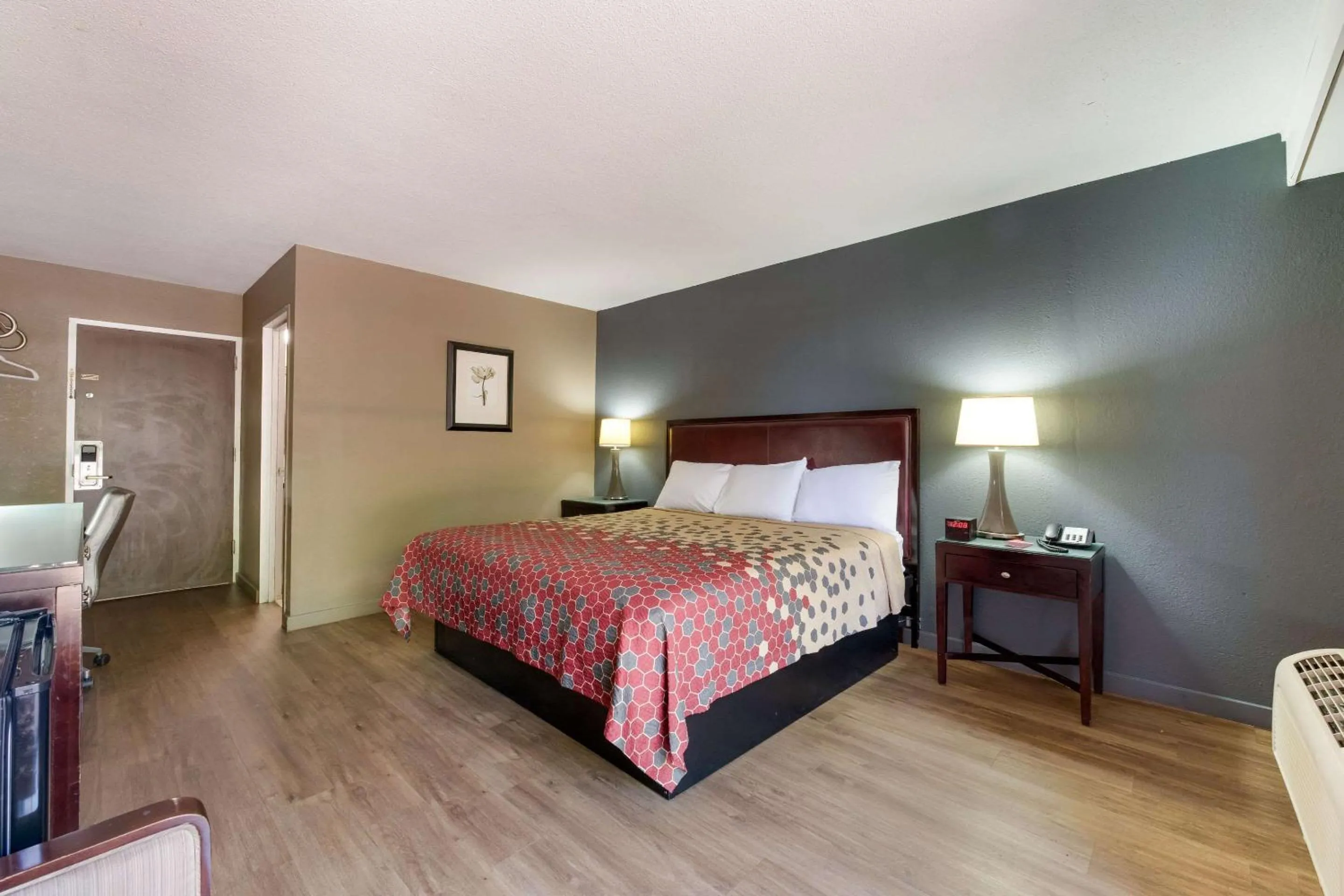 Bedroom, Bed in Econo Lodge High Point - Archdale