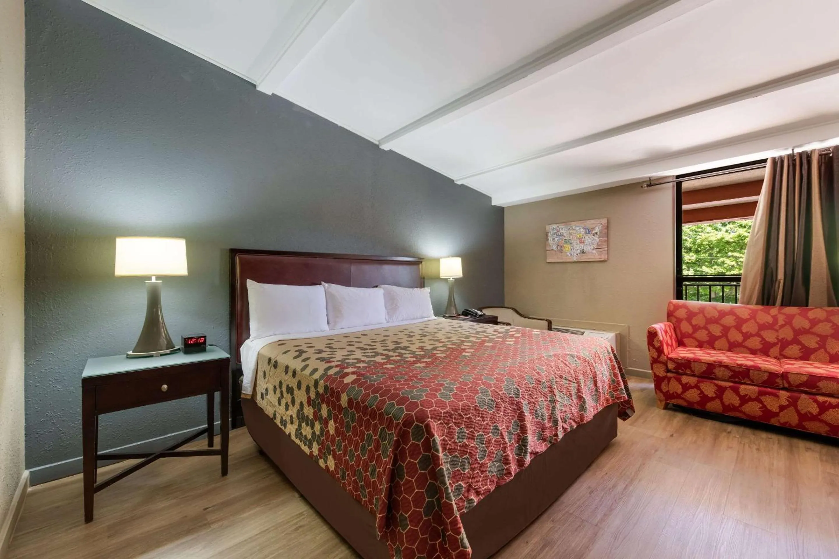 Bedroom, Bed in Econo Lodge High Point - Archdale