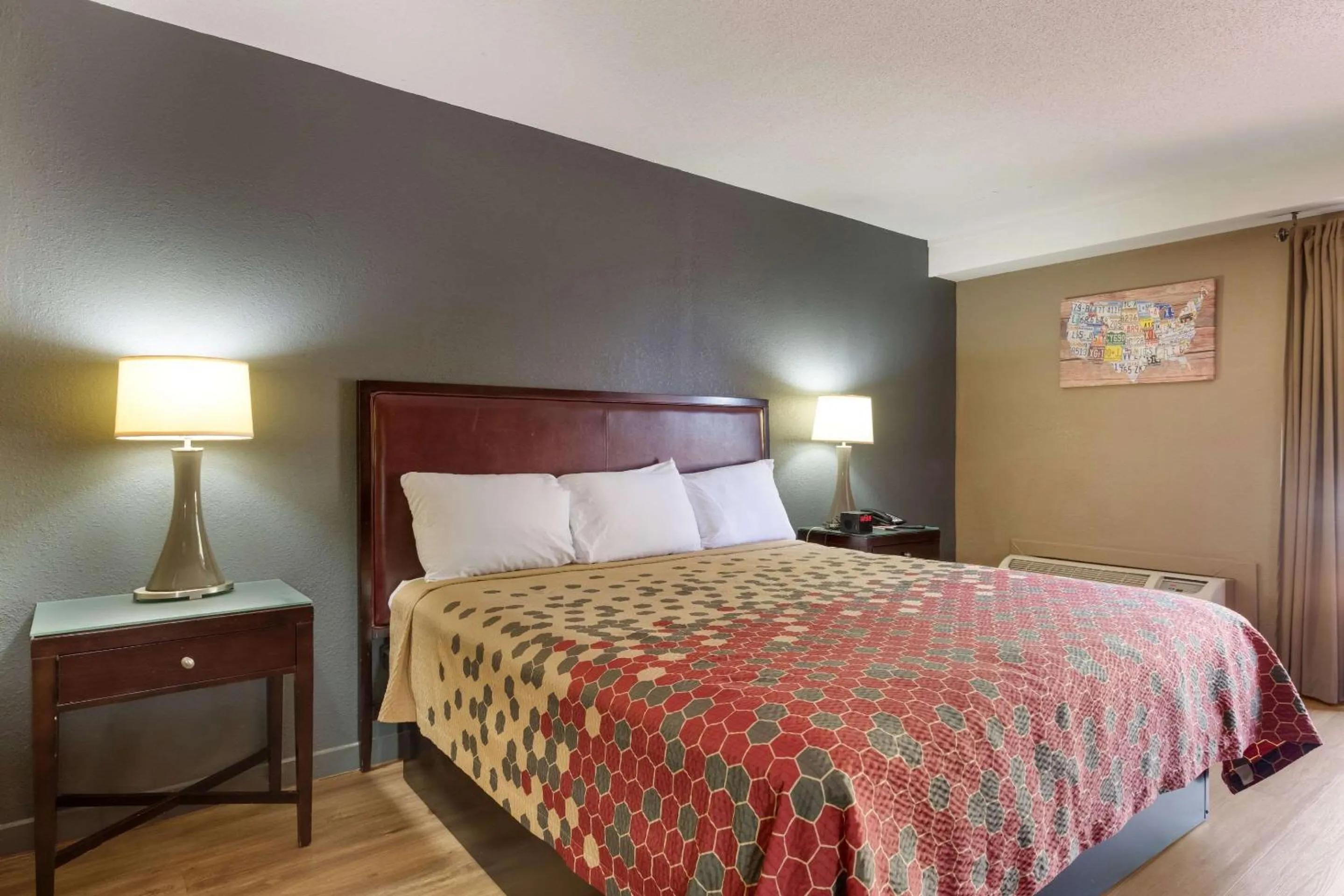 Bedroom, Bed in Econo Lodge High Point - Archdale