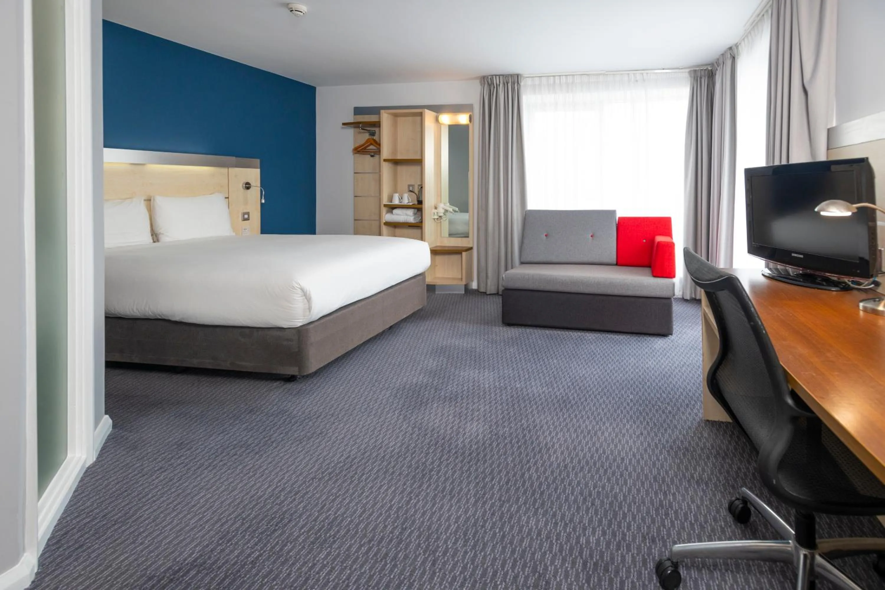 Photo of the whole room, Bed in Holiday Inn Express Swindon City Centre by IHG