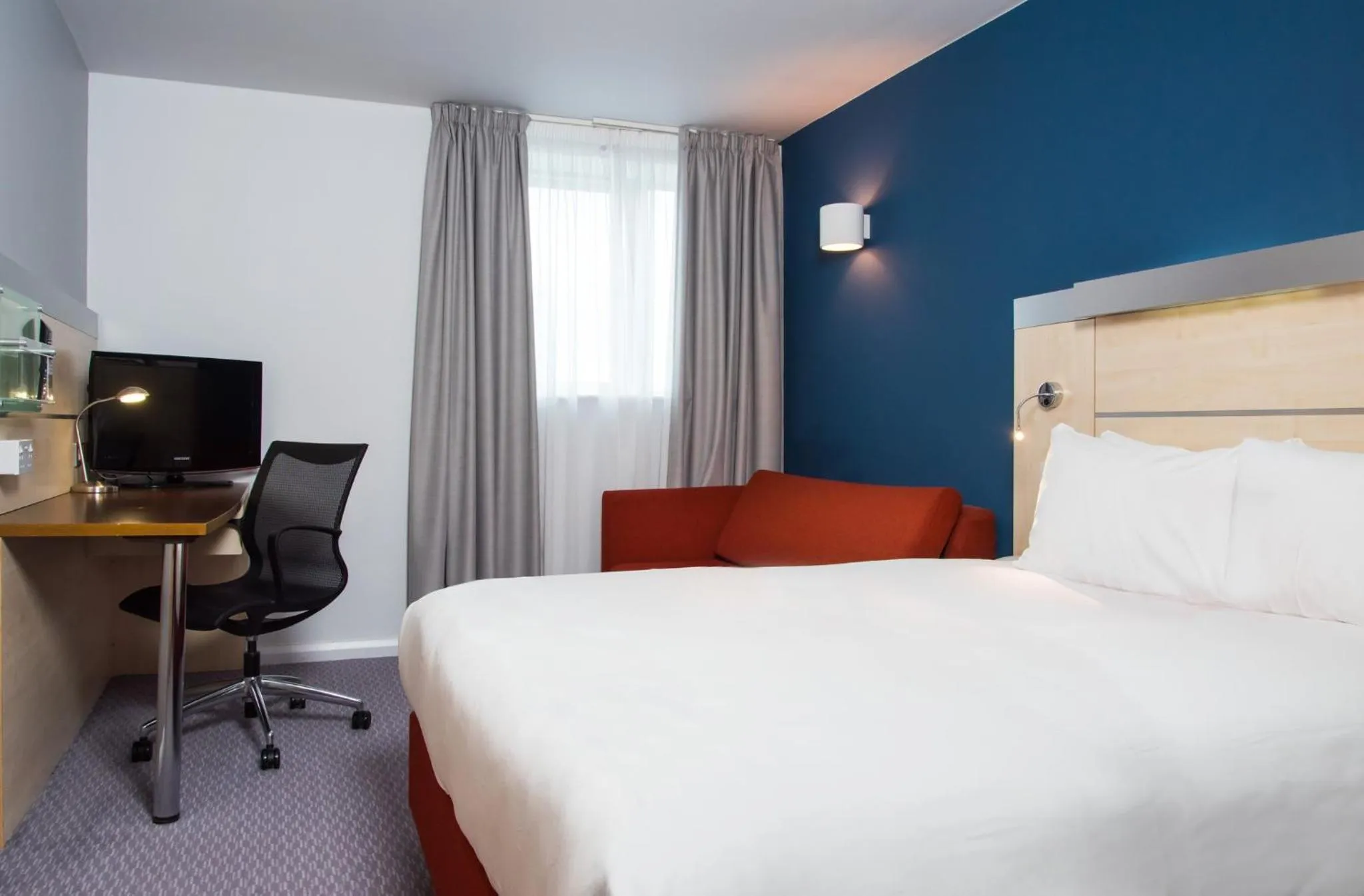 Photo of the whole room, Bed in Holiday Inn Express Swindon City Centre by IHG