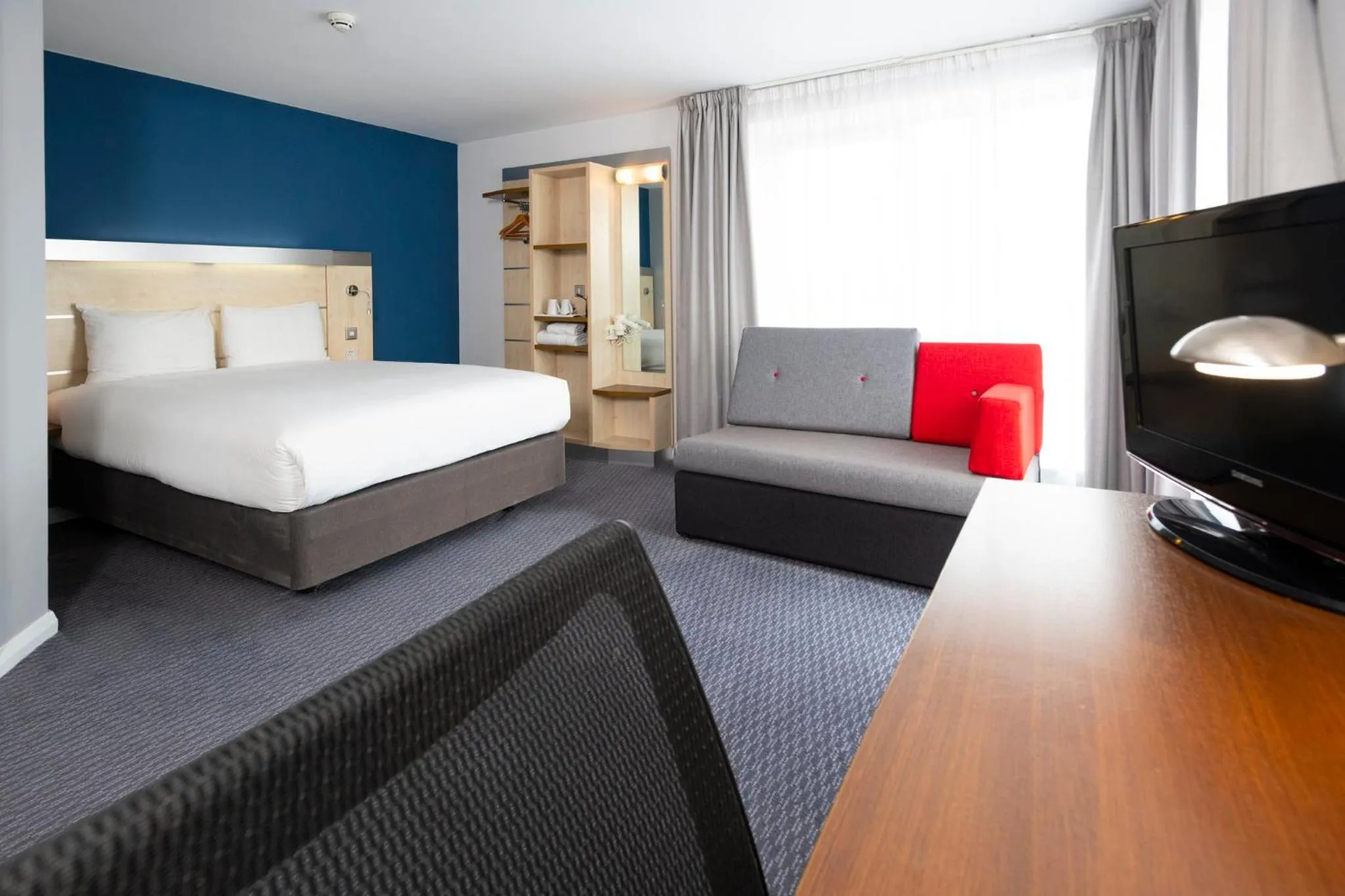 Photo of the whole room, Bed in Holiday Inn Express Swindon City Centre by IHG