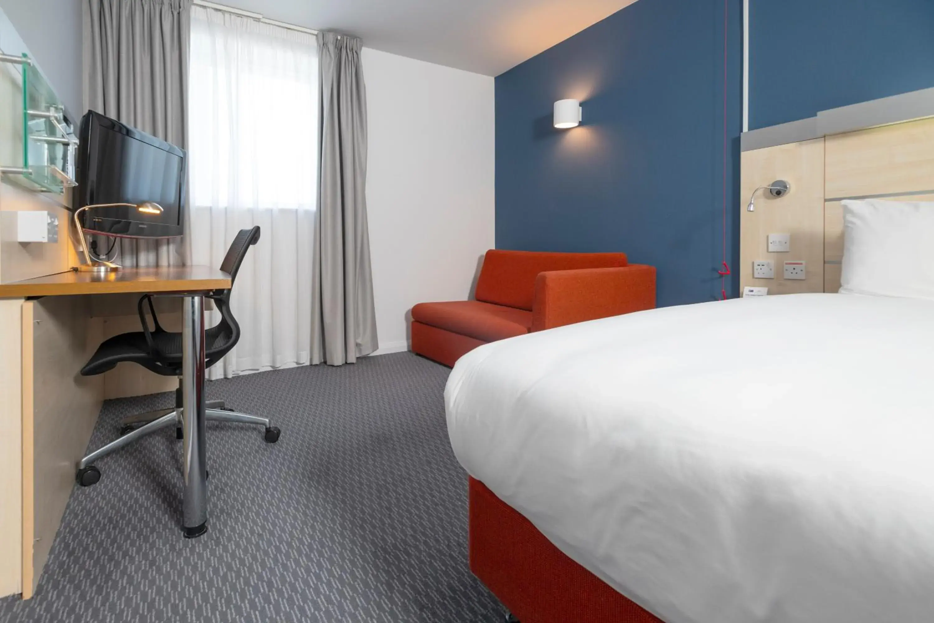 Standard King Room with Sofa Bed and Free Hot Breakfast in Holiday Inn Express Swindon City Centre, an IHG Hotel Standard King Room with Sofa Bed and Free Hot Breakfast in Holiday Inn Express Swindon City Centre, an IHG Hotel