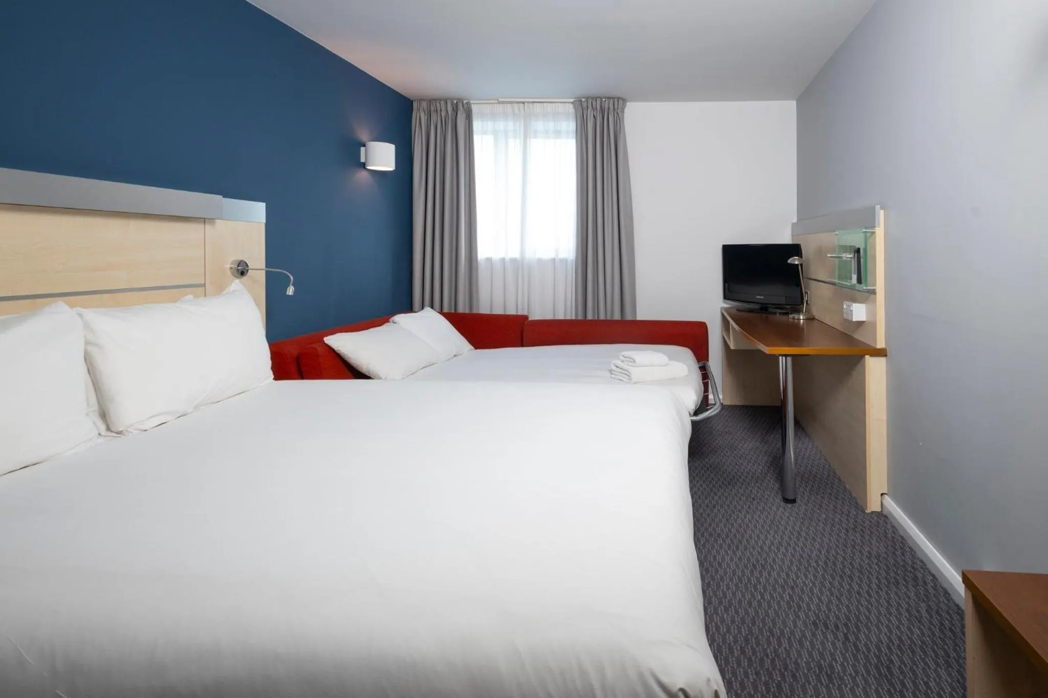 Photo of the whole room, Bed in Holiday Inn Express Swindon City Centre by IHG