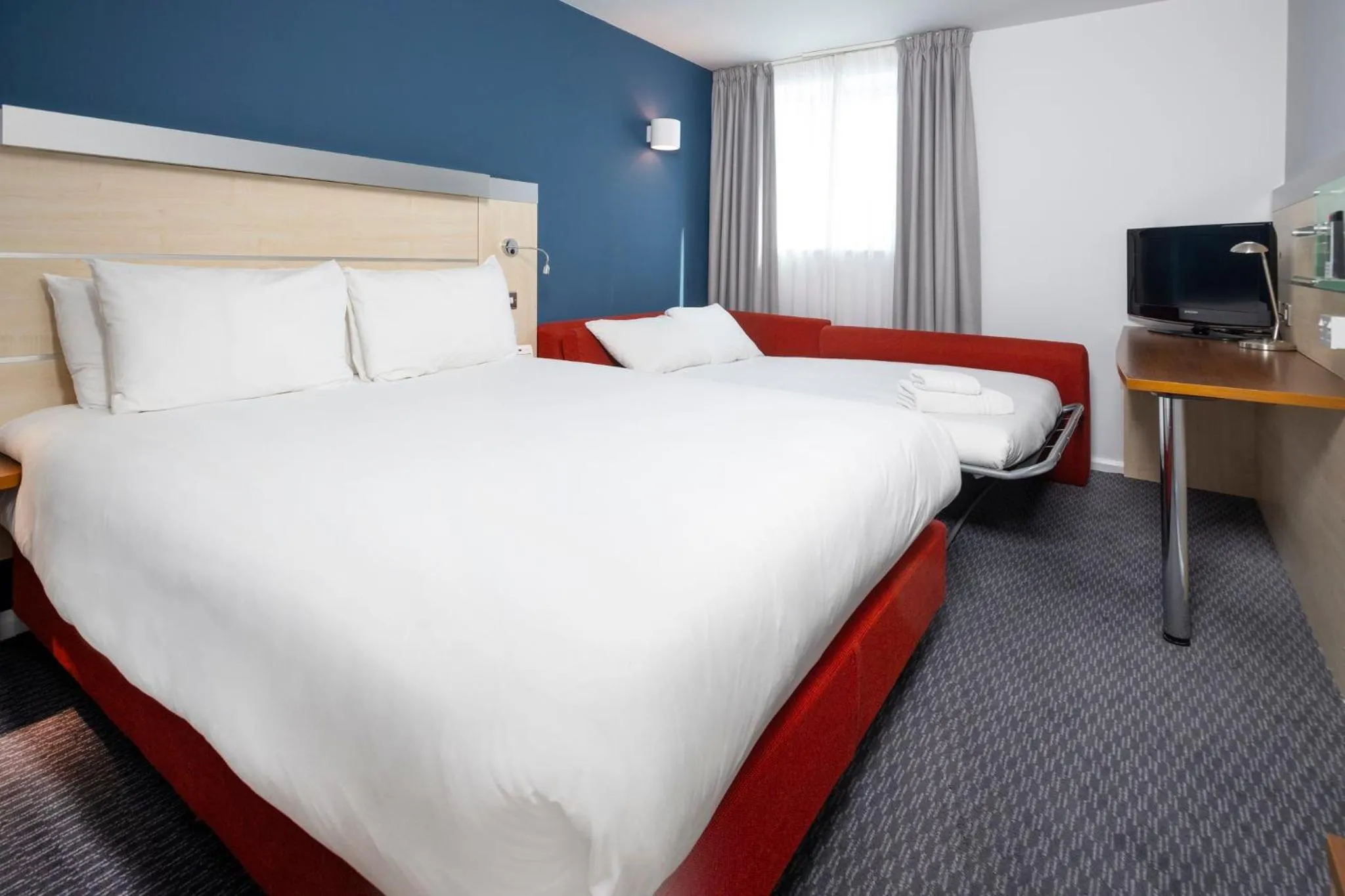 Photo of the whole room, Bed in Holiday Inn Express Swindon City Centre by IHG