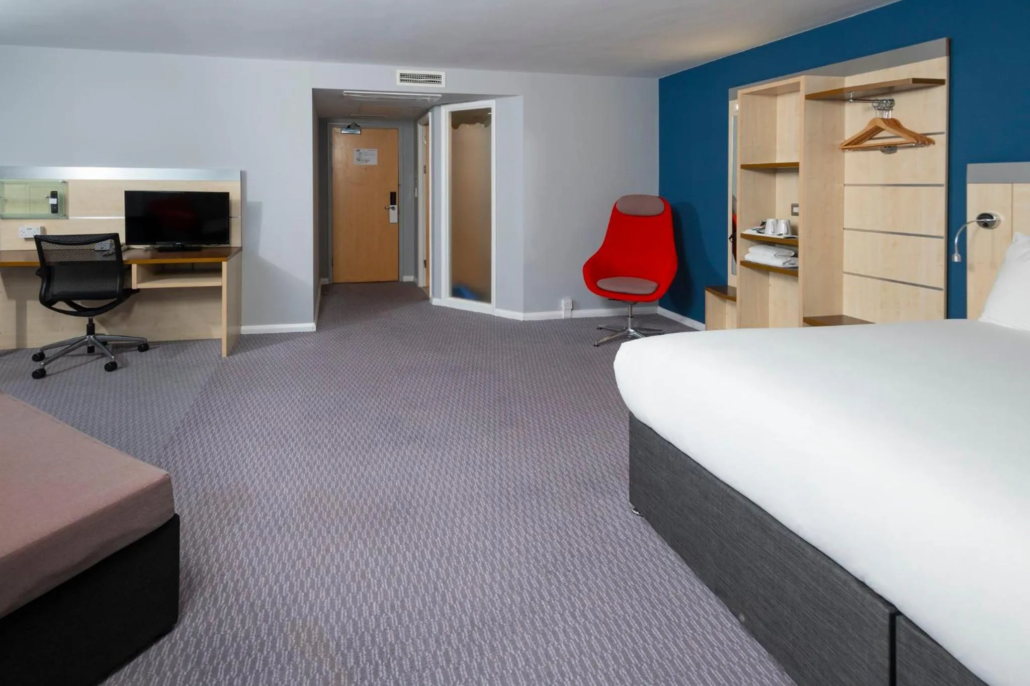 Photo of the whole room, Bed in Holiday Inn Express Swindon City Centre by IHG
