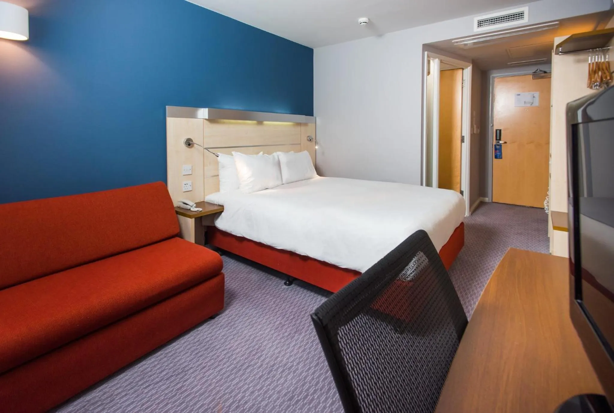 Photo of the whole room, Bed in Holiday Inn Express Swindon City Centre by IHG