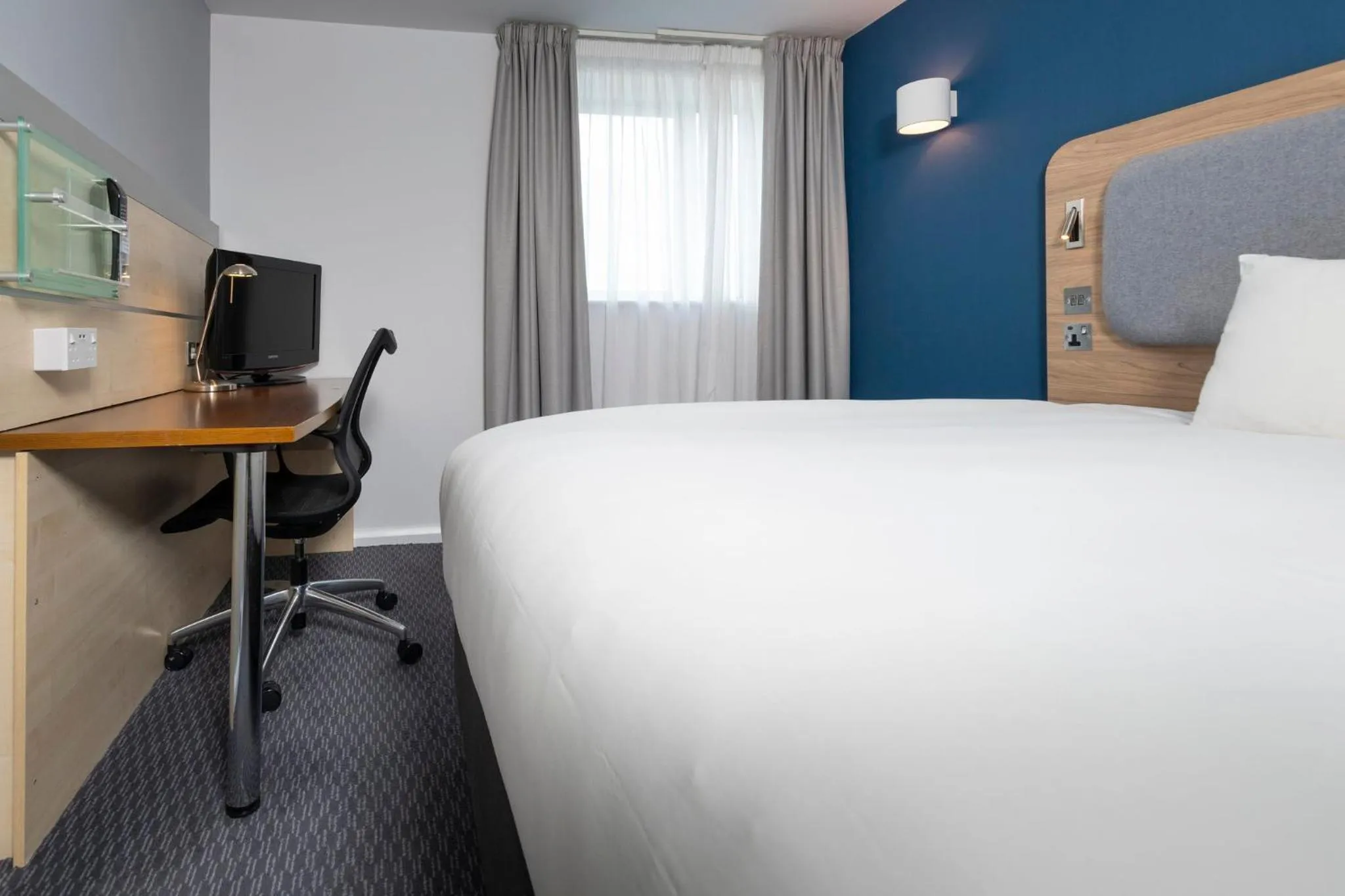 Photo of the whole room, Bed in Holiday Inn Express Swindon City Centre by IHG