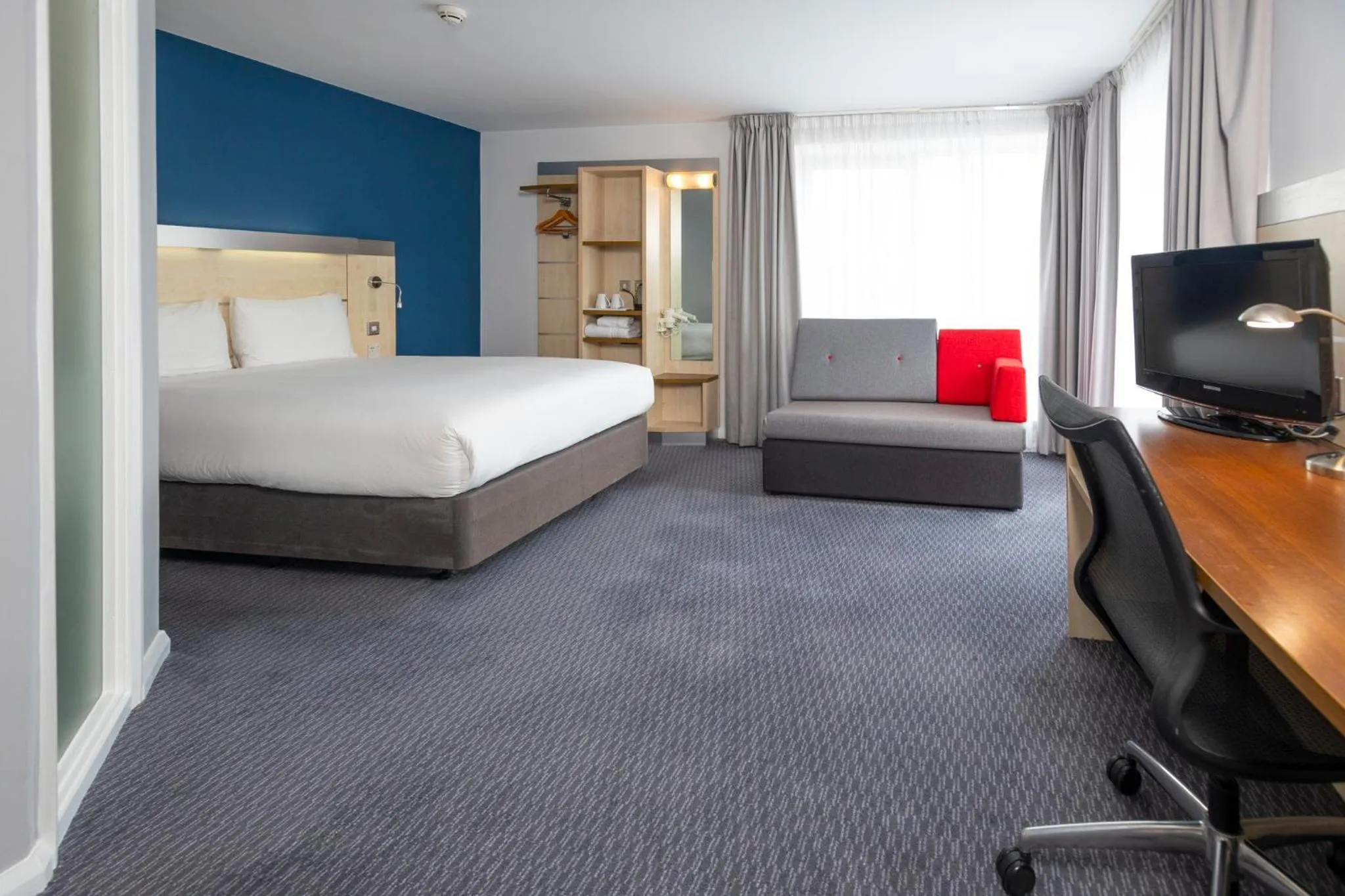 Photo of the whole room, Bed in Holiday Inn Express Swindon City Centre by IHG