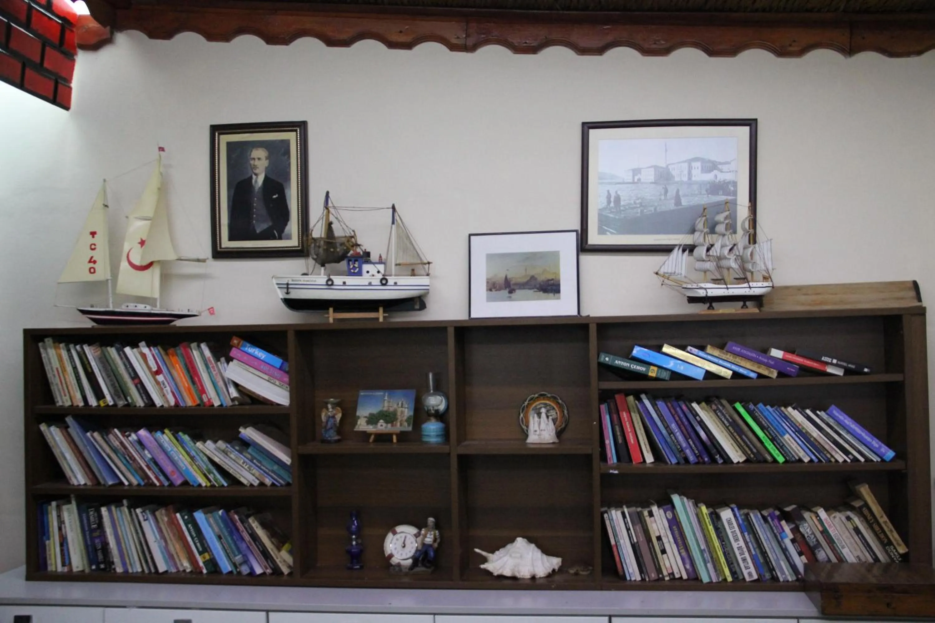 Library in Ozdemir Pansiyon