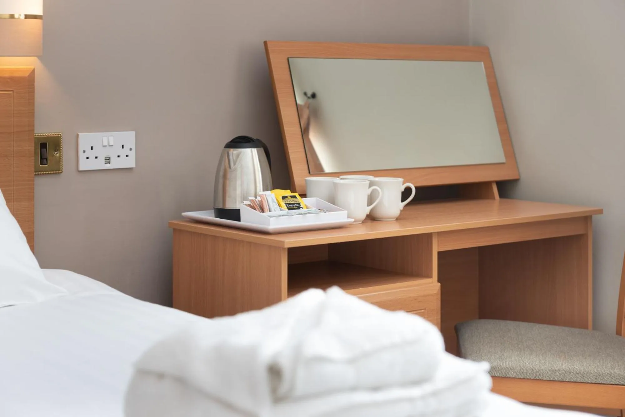 Coffee/tea facilities, Bed in Windermere Manor Hotel