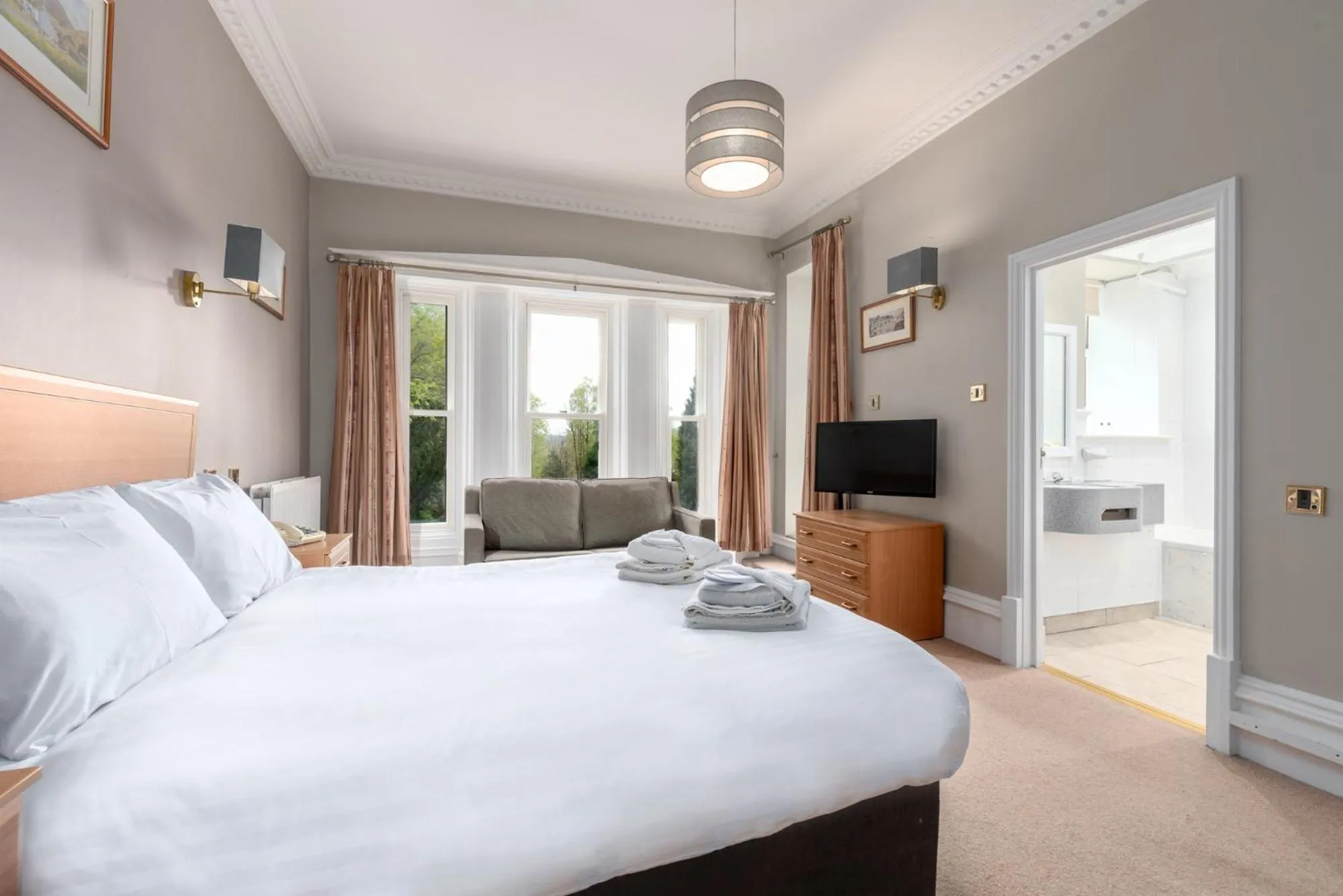 Bed in Windermere Manor Hotel