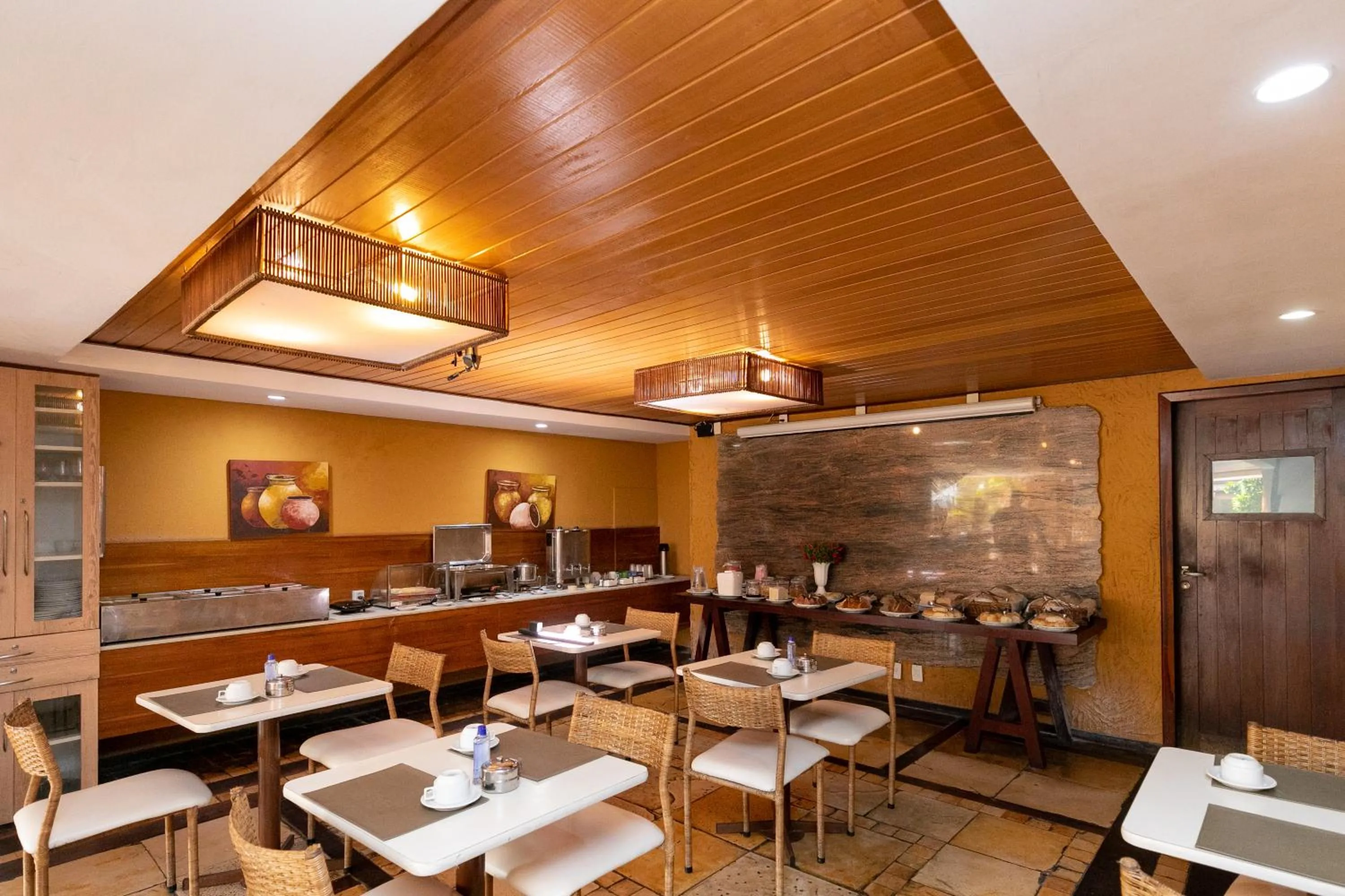 Restaurant/places to eat in Safari Natal Beach Hotel