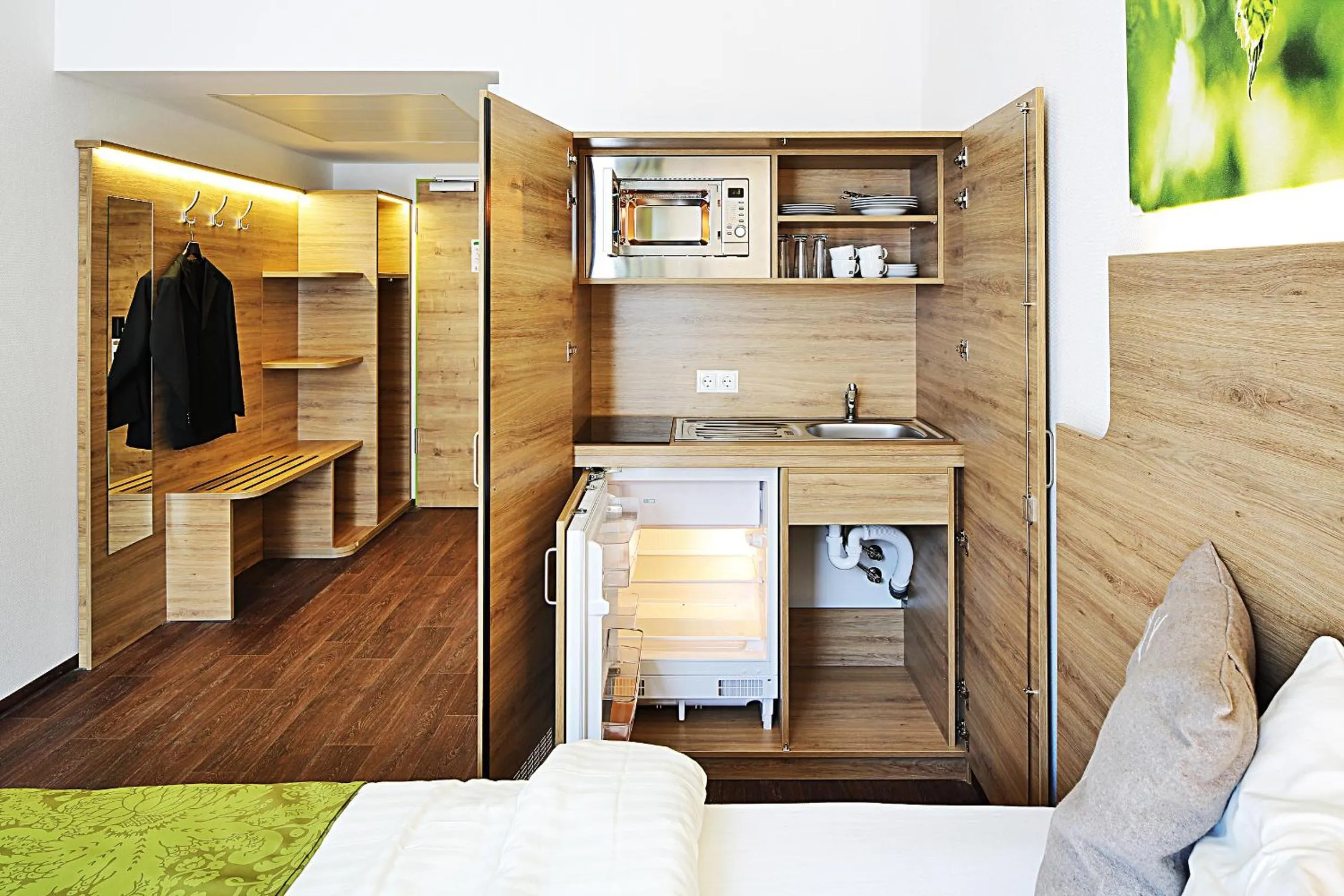 Kitchen or kitchenette, Bed in Green Deer Bavarian Hotel