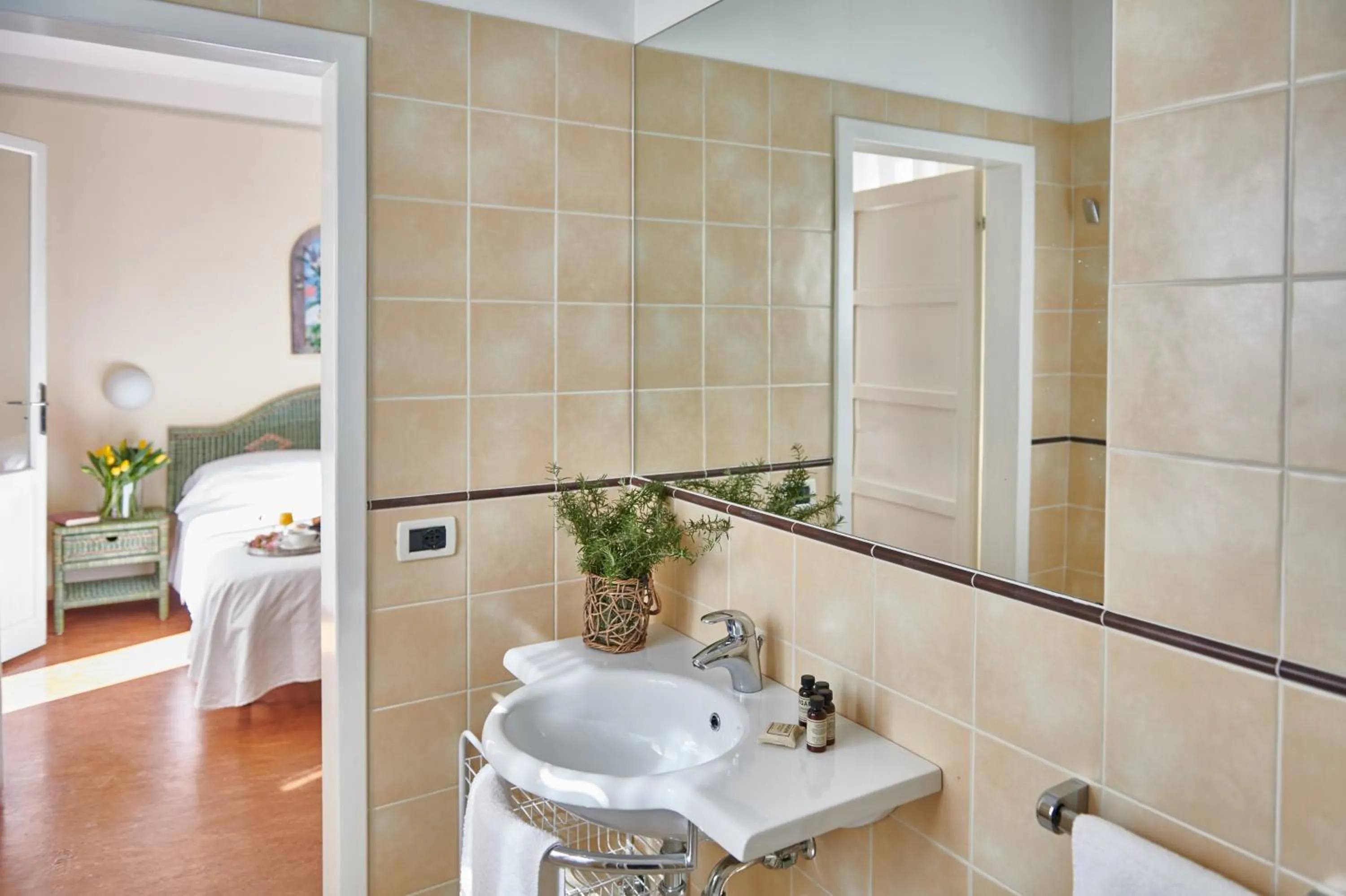 Bathroom, Bed in Villa Arizona