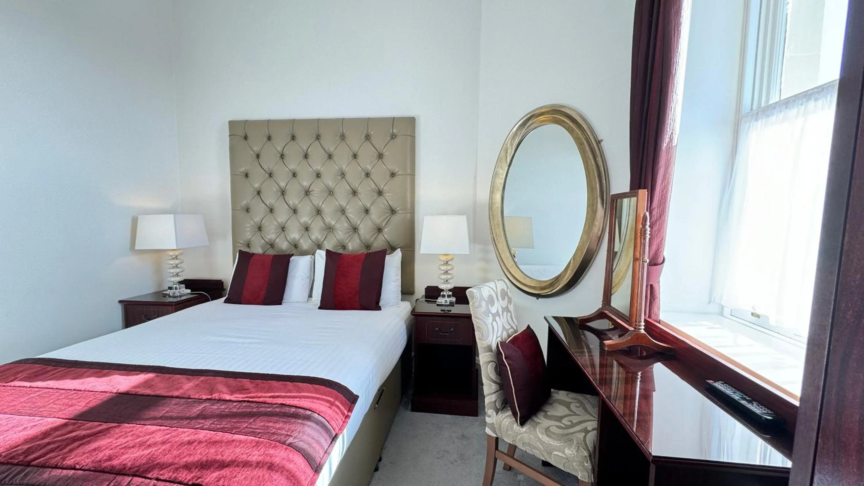 Property building, Bed in Invernairne