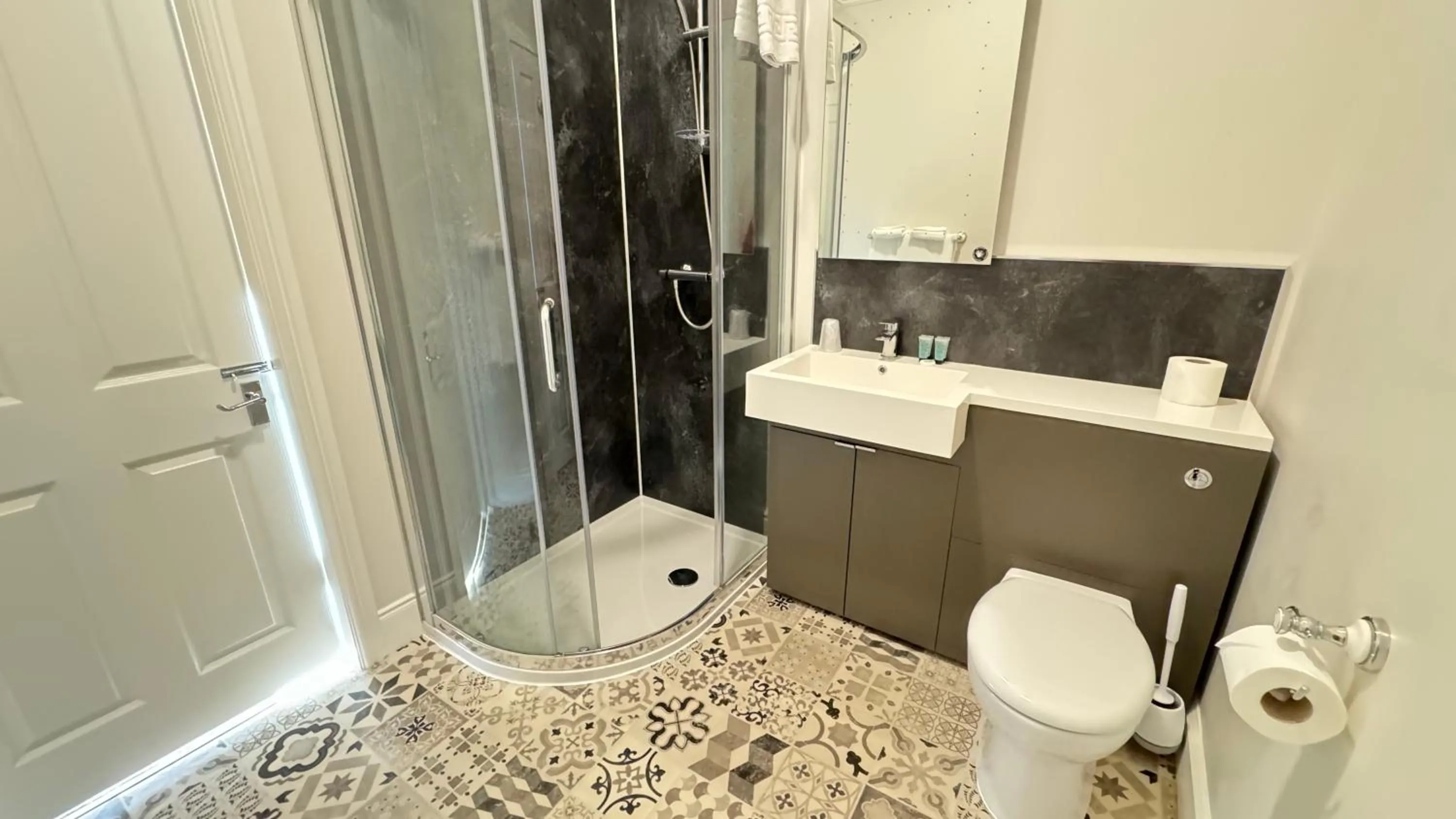 Property building in Invernairne