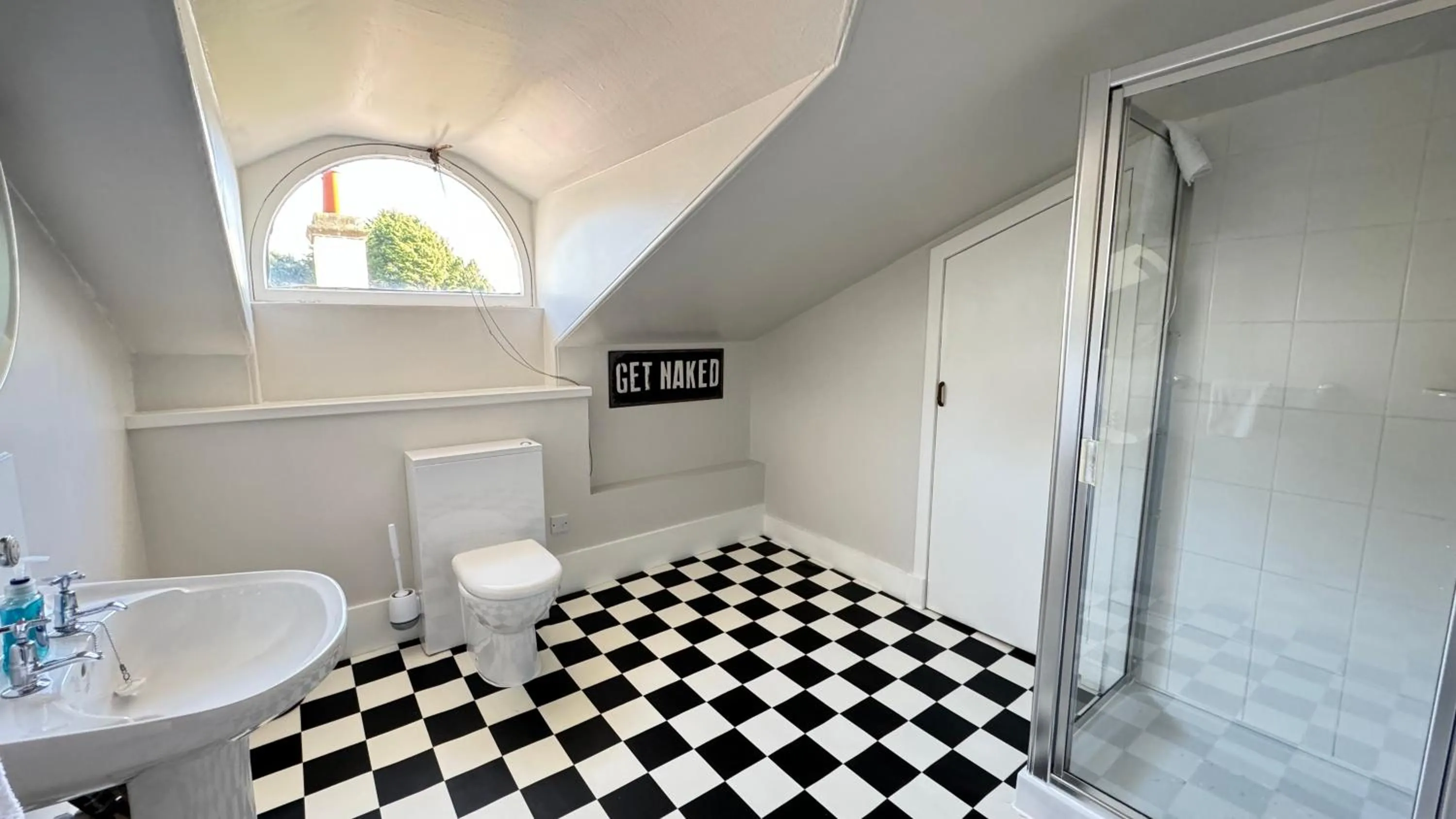 Property building, Bed in Invernairne