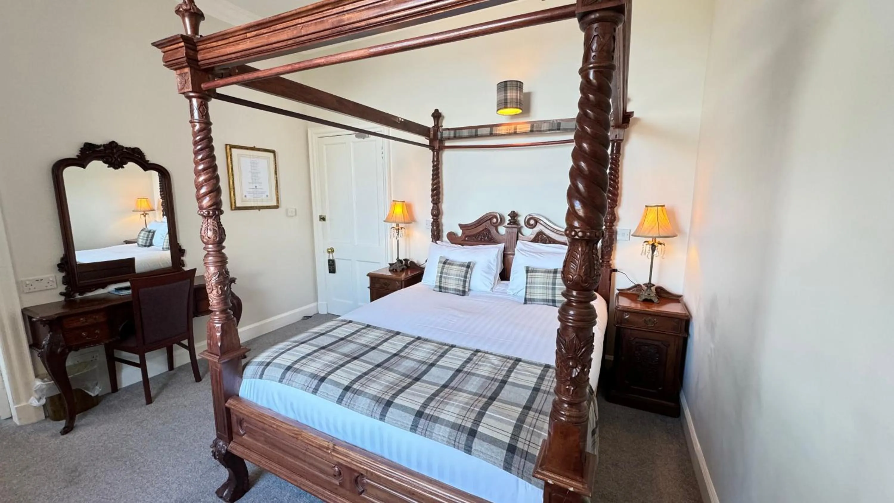 Property building, Bed in Invernairne